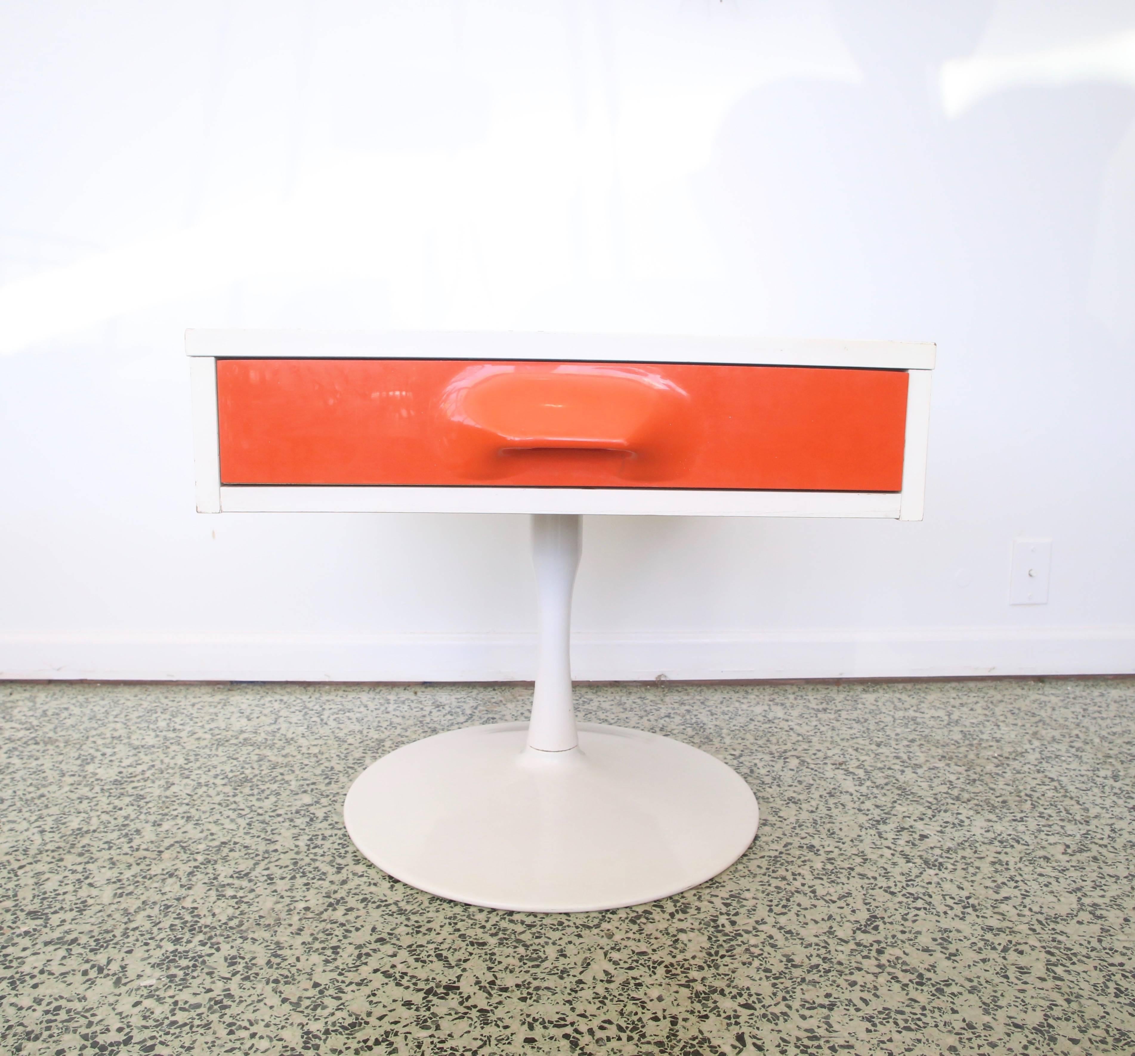 Mid-Century Modern Pair of Mod Pop Raymond Loewy Style Nightstand by Broyhill