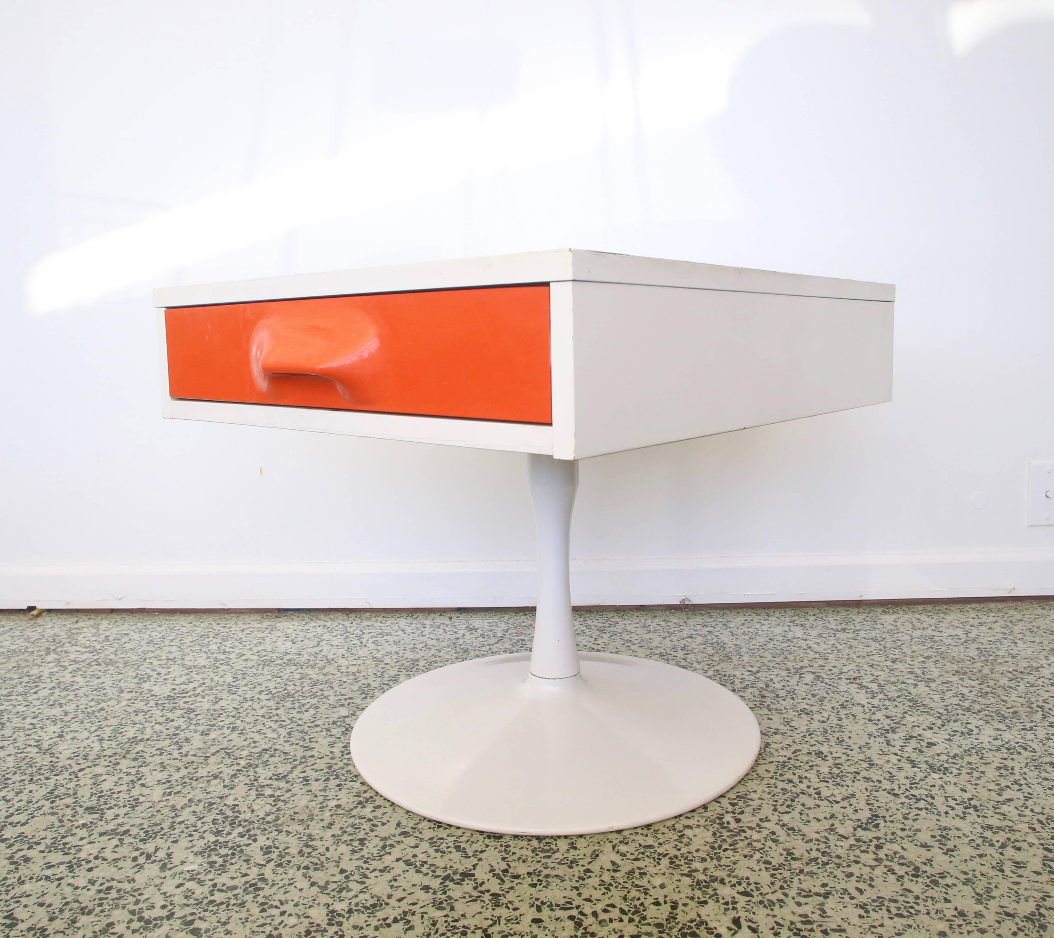 Pair of Mod Pop Raymond Loewy Style Nightstand by Broyhill In Excellent Condition In St. Louis, MO