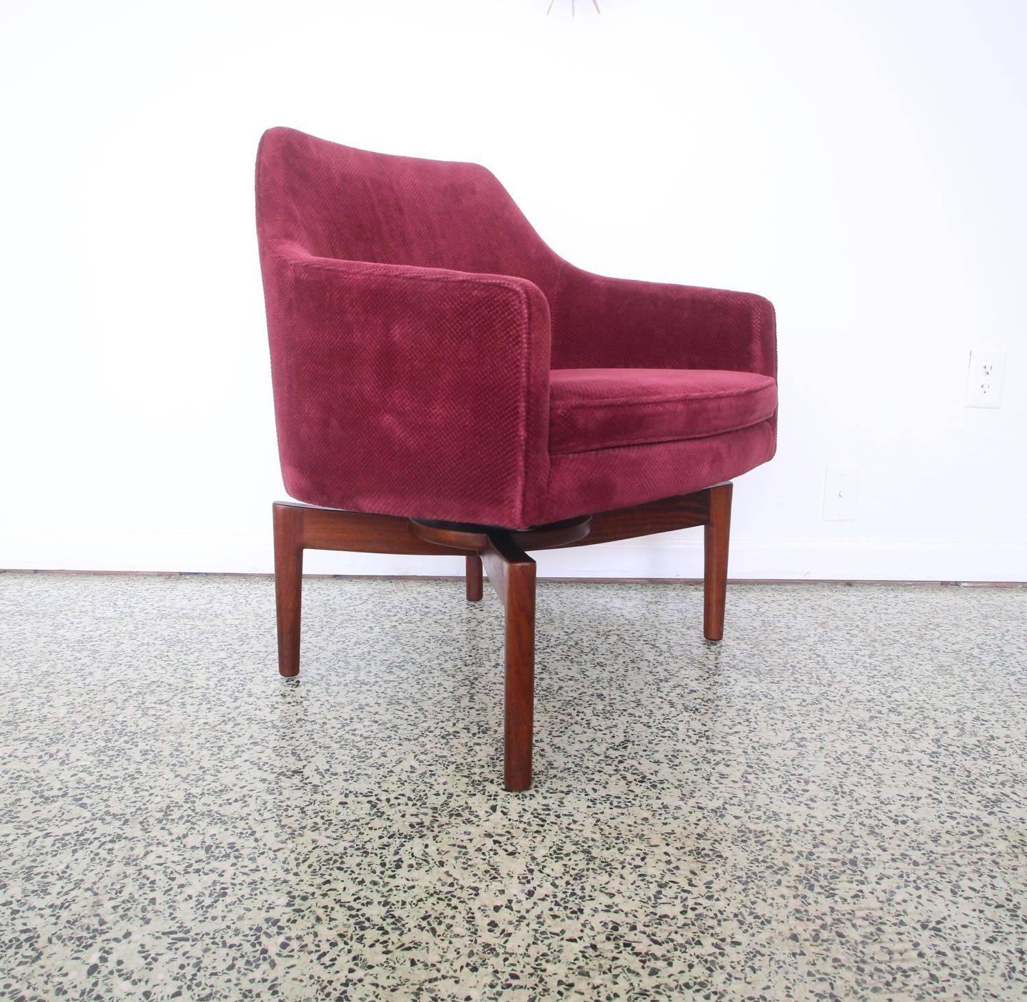 20th Century Pair of Vintage Jens Risom Walnut Swivel Lounge Chairs
