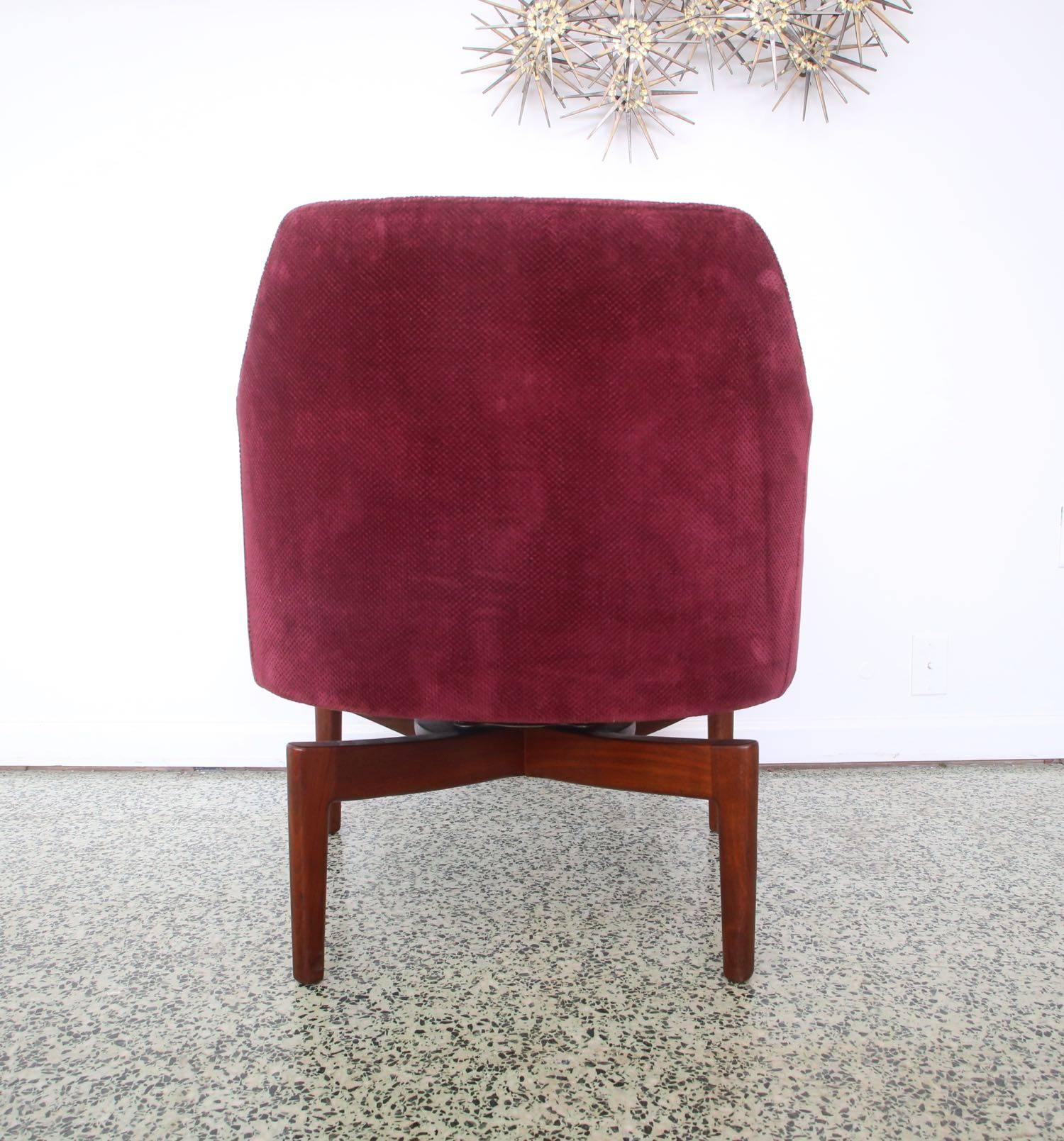 Mid-Century Modern Pair of Vintage Jens Risom Walnut Swivel Lounge Chairs