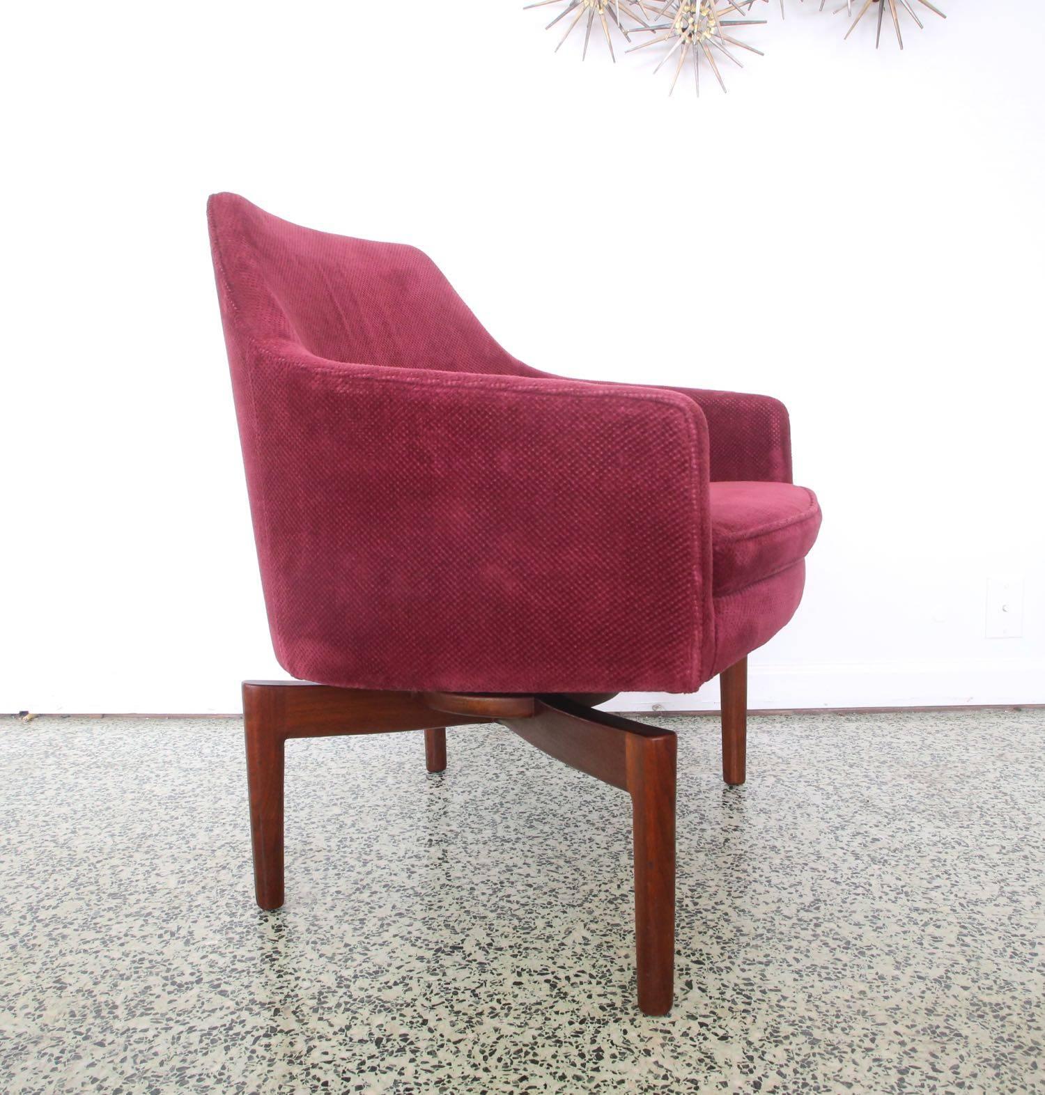 Pair of Vintage Jens Risom Walnut Swivel Lounge Chairs In Excellent Condition In St. Louis, MO