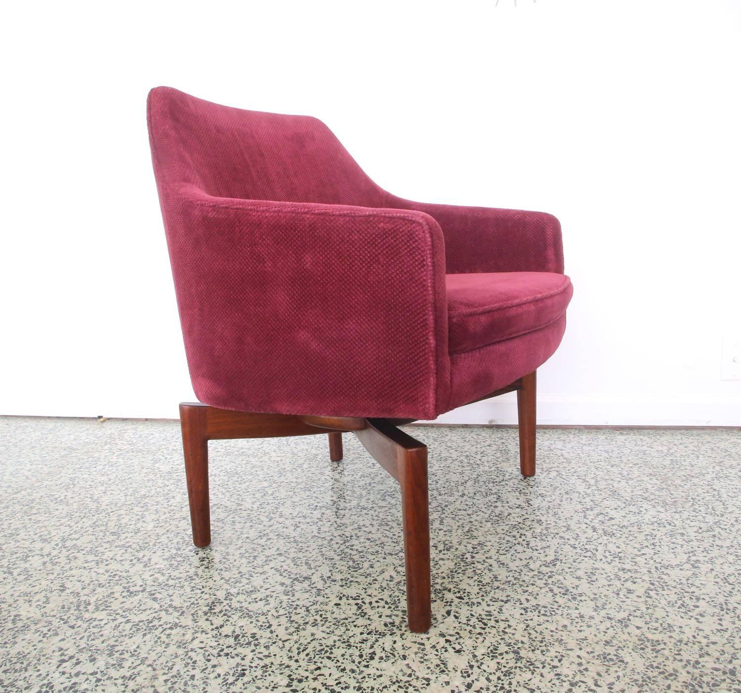Pair of Vintage Jens Risom Walnut Swivel Lounge Chairs 1