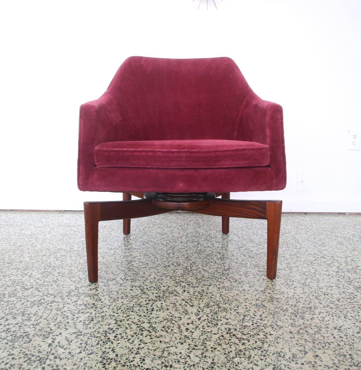 Pair of Vintage Jens Risom Walnut Swivel Lounge Chairs 4