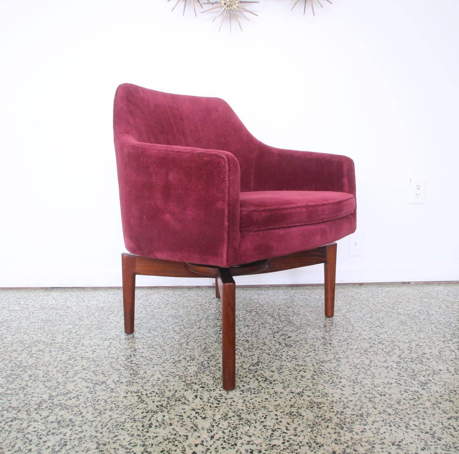 Pair of Vintage Jens Risom Walnut Swivel Lounge Chairs 3