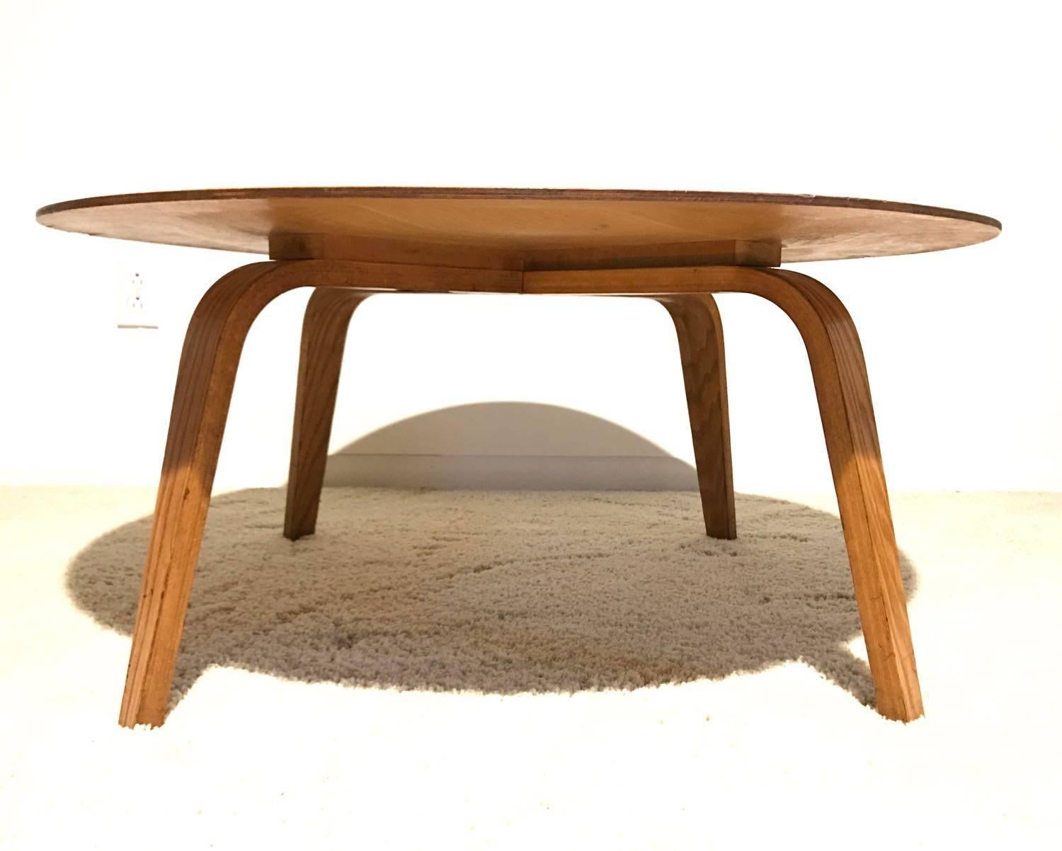 Designer: Charles Eames.
Period/style: Mid-Century Modern.
Country: United States. 
Manufacture: Evans. 
Date: 1940s.