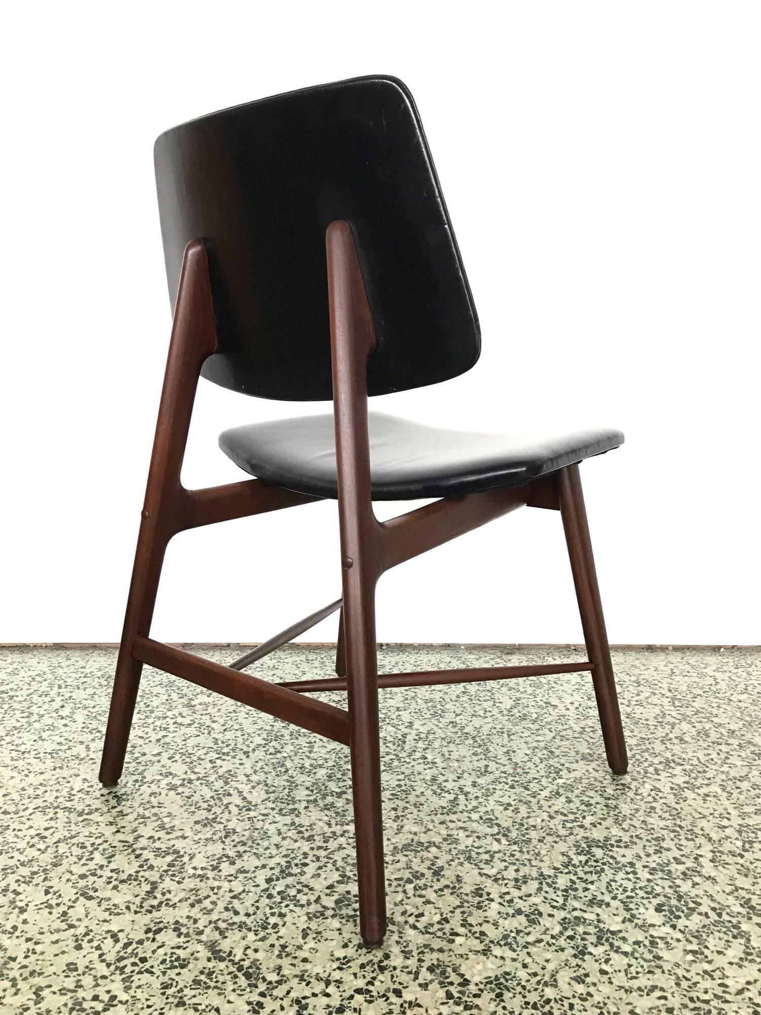 Four Rosewood Arne Vodder Dining Chairs In Excellent Condition In St. Louis, MO