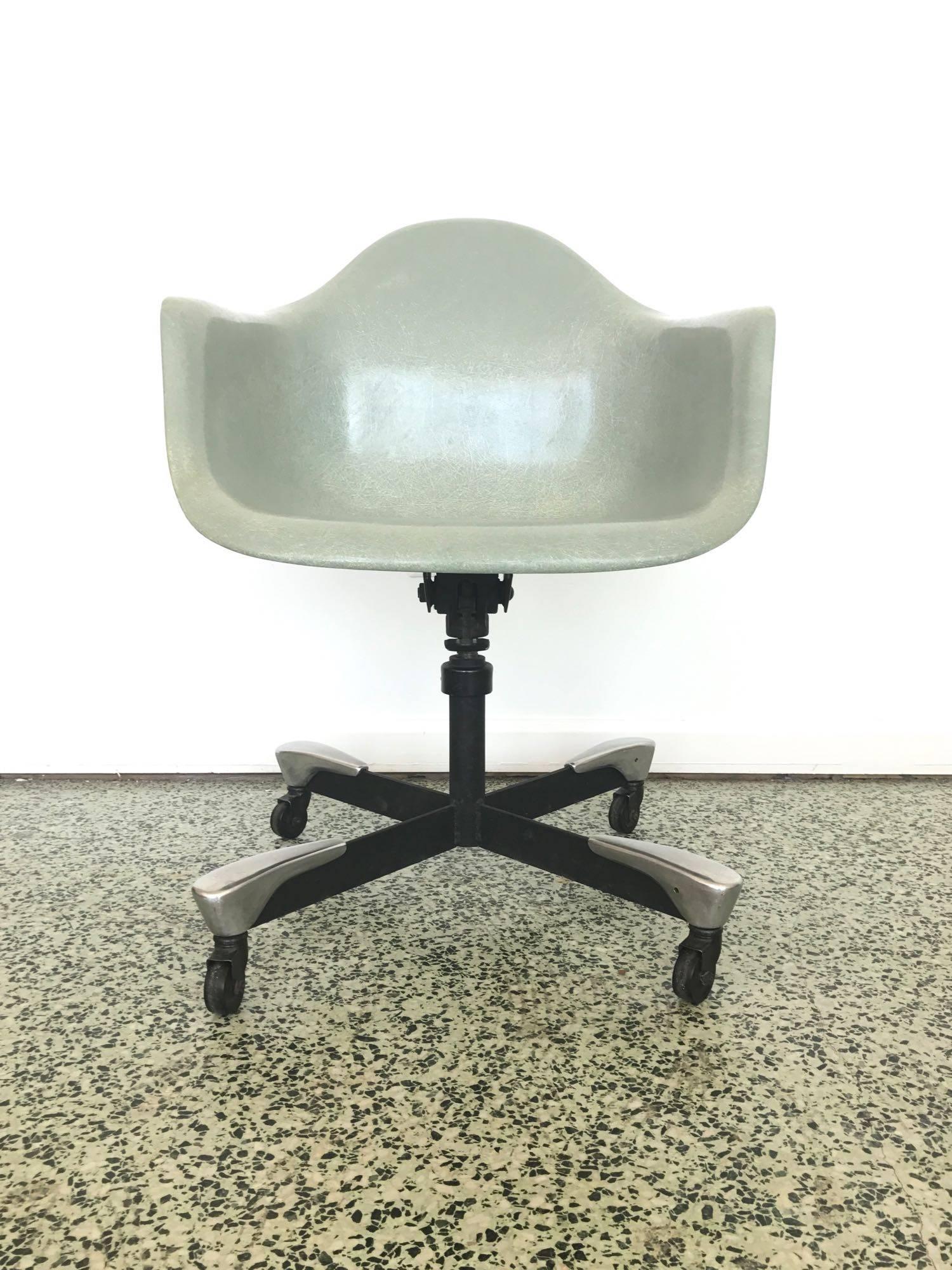 1953 Fiberglass Charles Eames DAT Desk Chair for Herman Miller In Excellent Condition In St. Louis, MO
