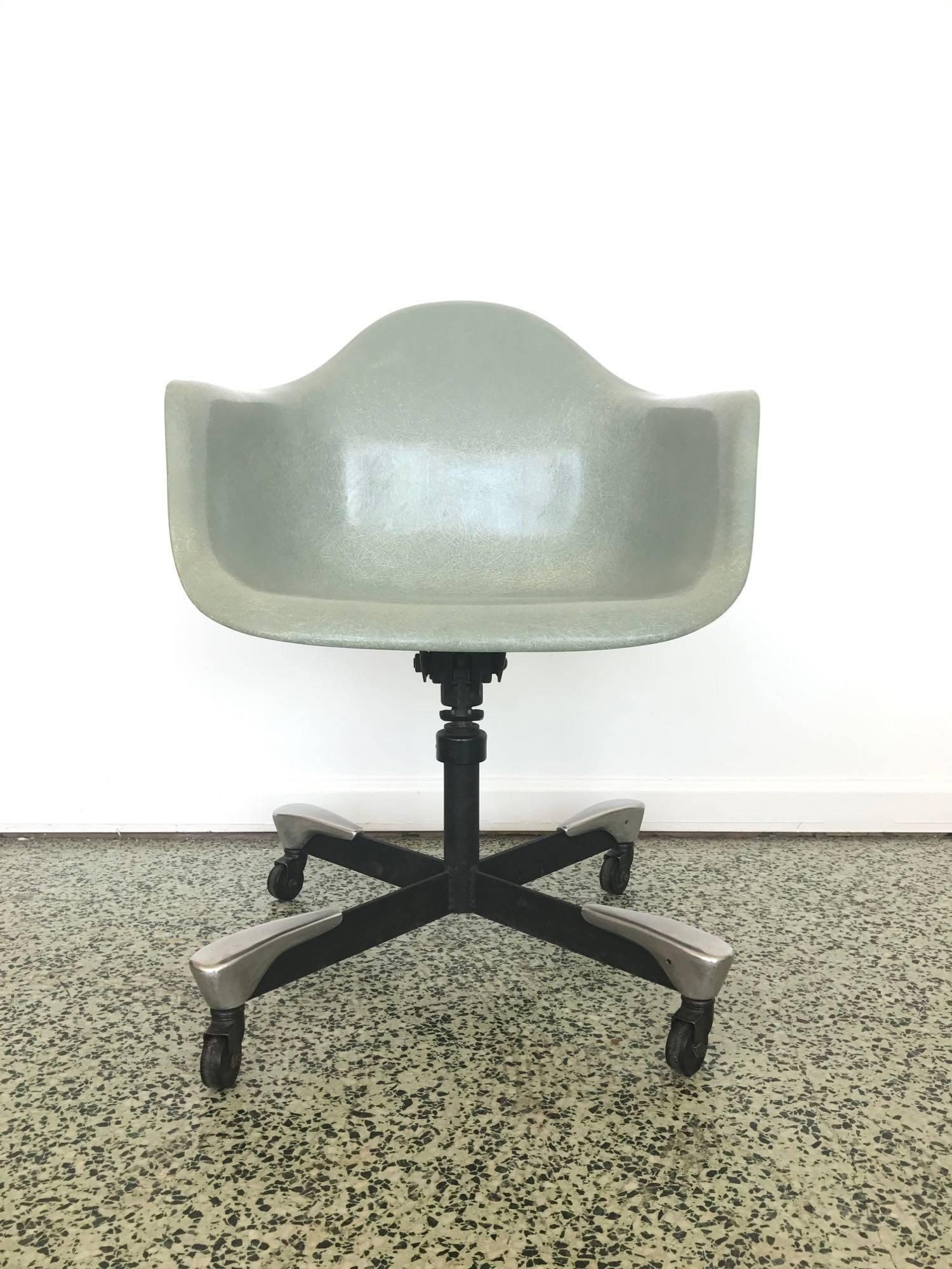 Molded fiberglass arm shell, aluminum and enameled steel base with casters. Tilt and swivel mechanism. The DAT was the first Eames chair with casters. Made by Herman Miller.