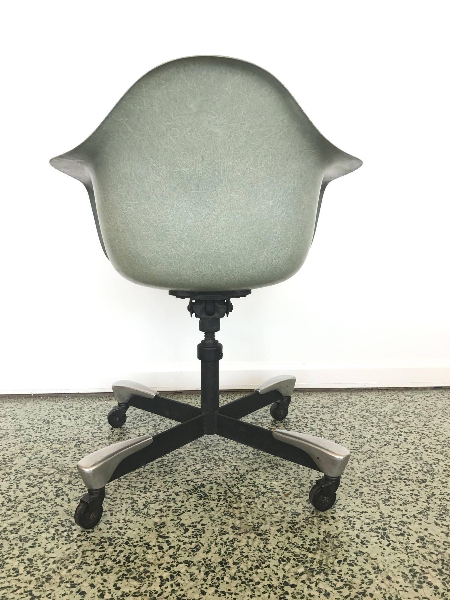 1953 Fiberglass Charles Eames DAT Desk Chair for Herman Miller 1