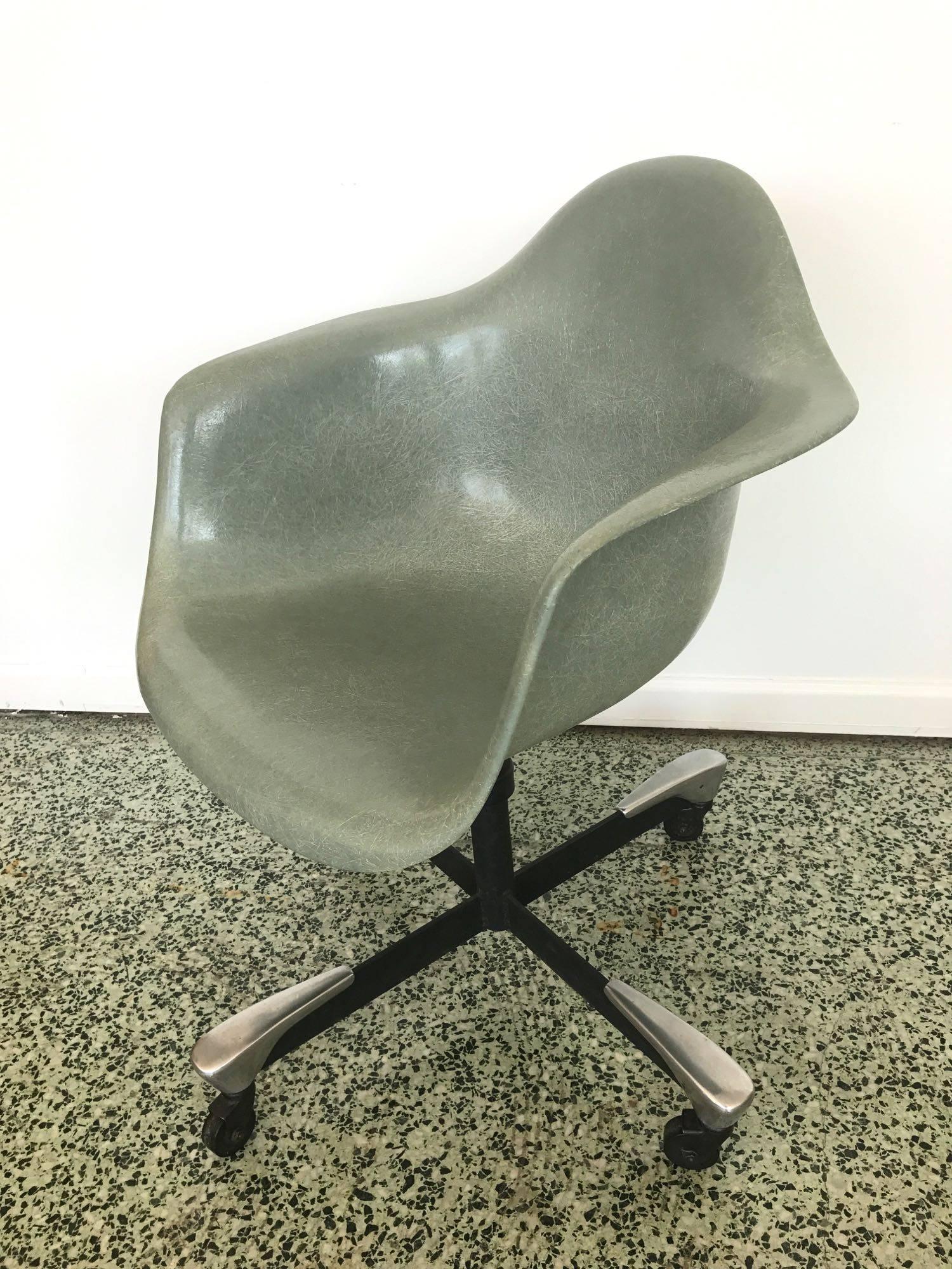 1953 Fiberglass Charles Eames DAT Desk Chair for Herman Miller 3