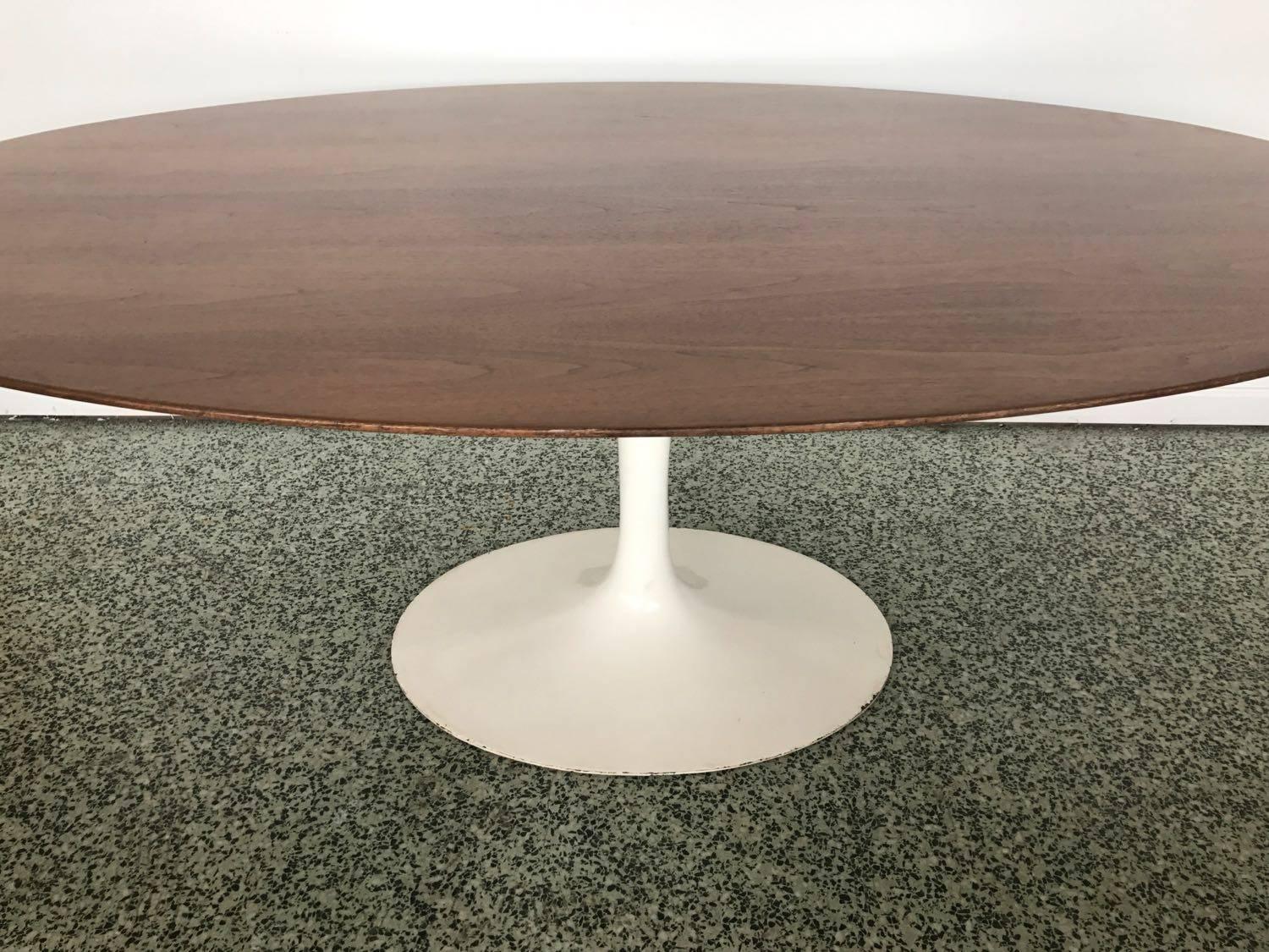 Knoll Saarinen Oval Dining Conference Table In Excellent Condition In St. Louis, MO