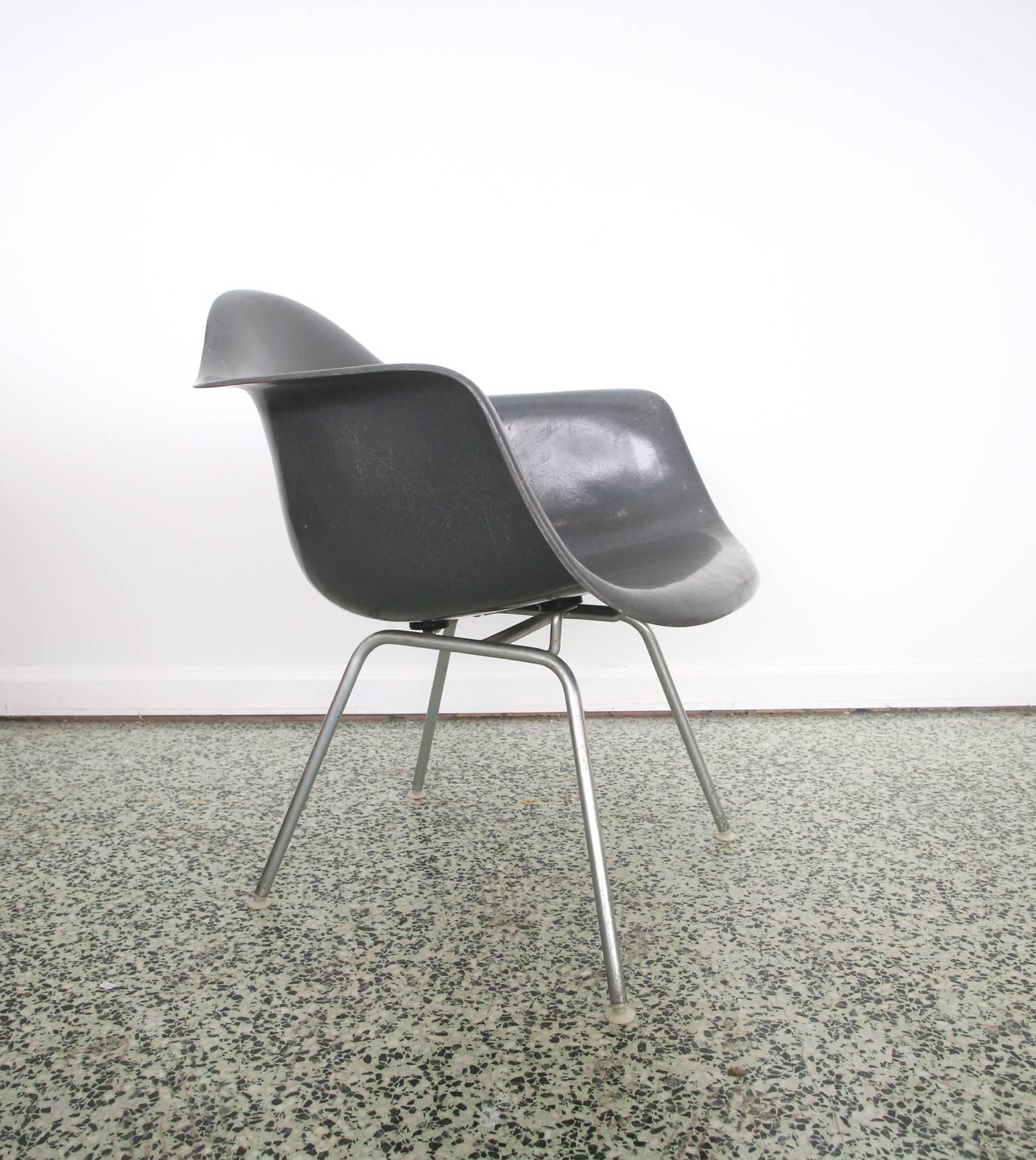 Designer: Charles Ray Eames.
Manufacturer: Herman Miller.
Period/style: Mid-Century Modern.
Country: United States.
Date: 1960s.

Low H-base.