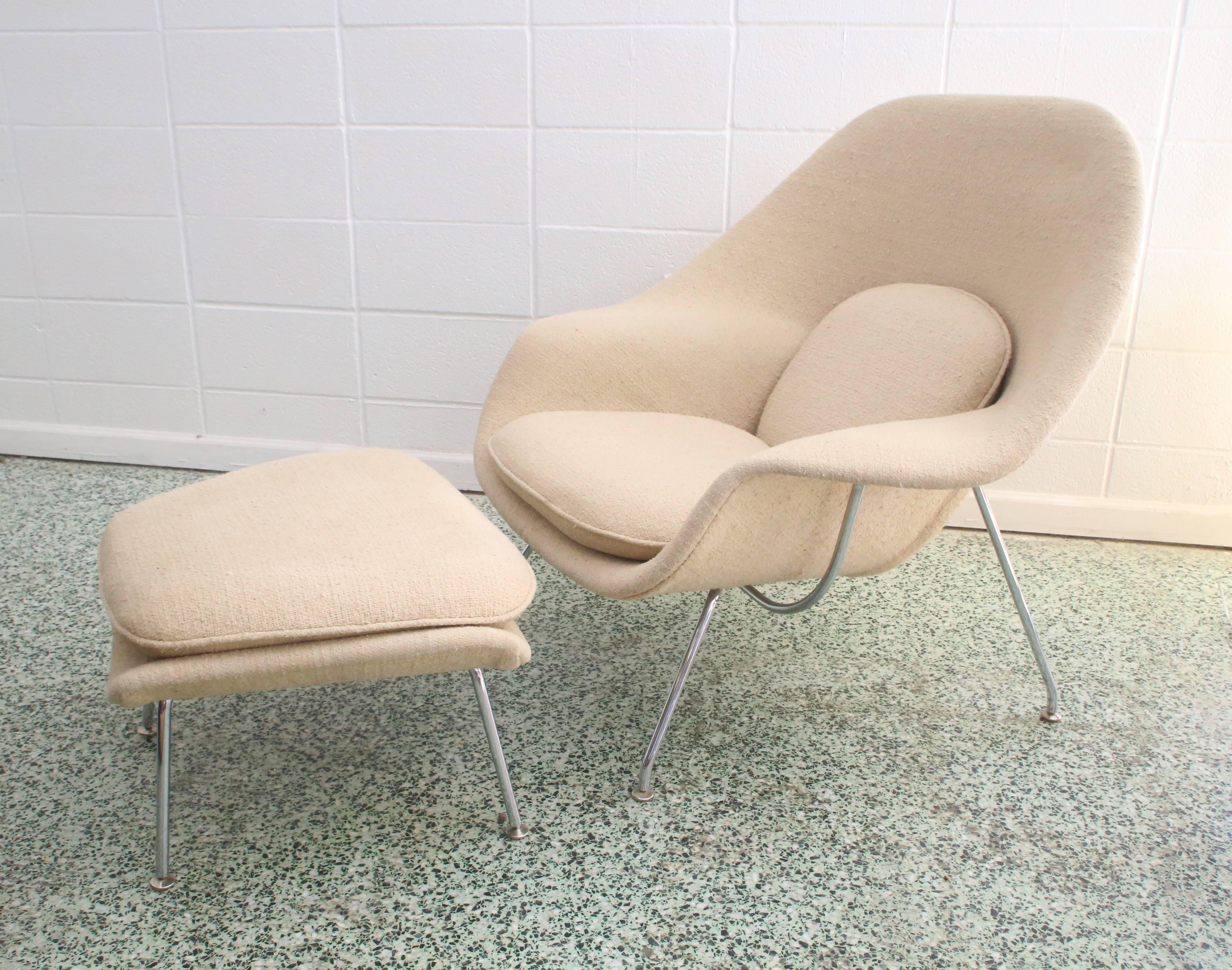 Mid-Century Modern 1979 Womb Chair & Ottoman by Eero Saarinen for Knoll Original Fabric