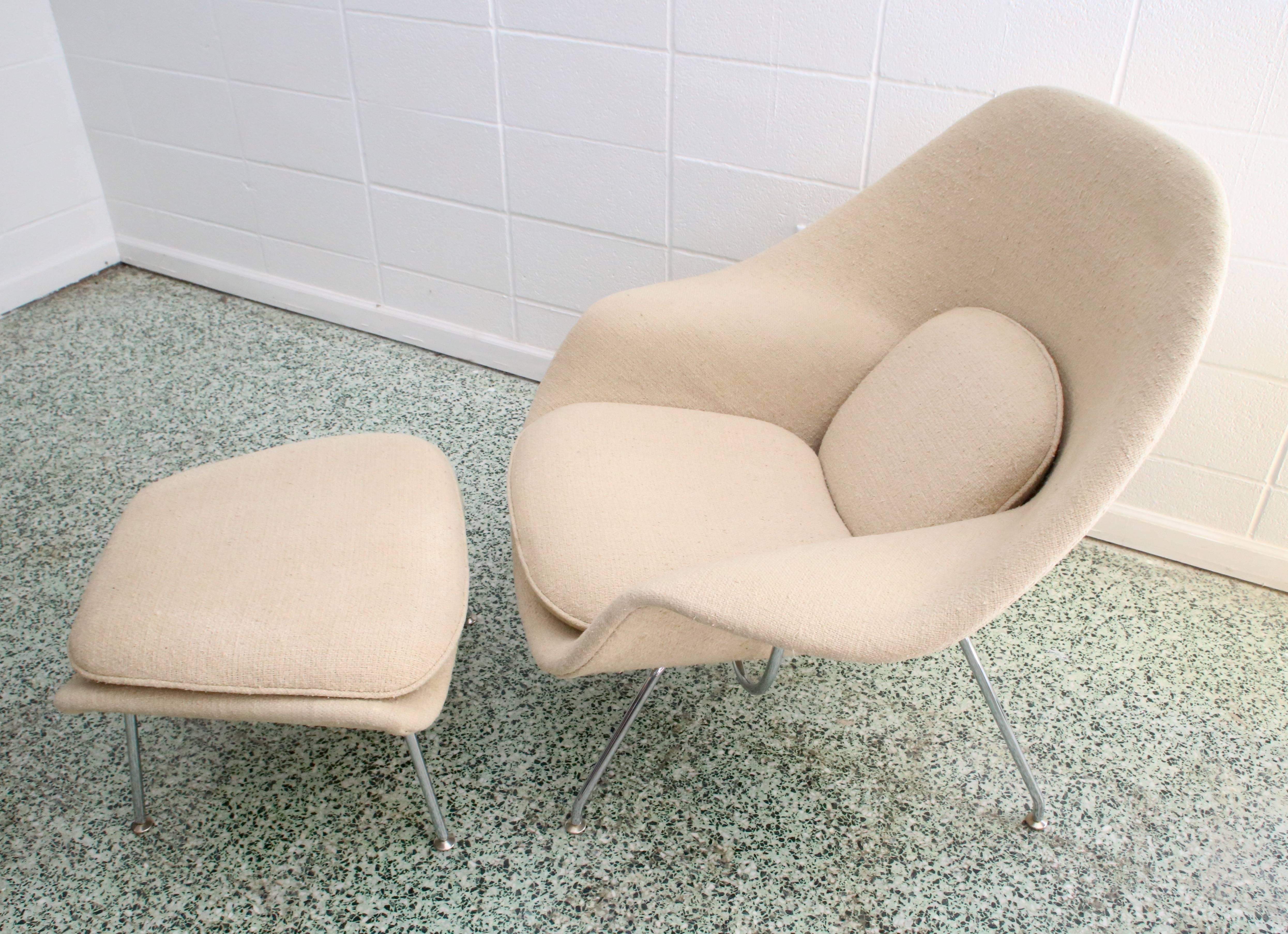 Fantastic chair and ottoman, tagged and marked Knoll, designed by Eero Saarinen. Wonder condition with utmost comfort. Feels like new. No stains or damage to speak of. Great oatmeal colored knobby Knoll fabric. Ready to go.

Chair measurements