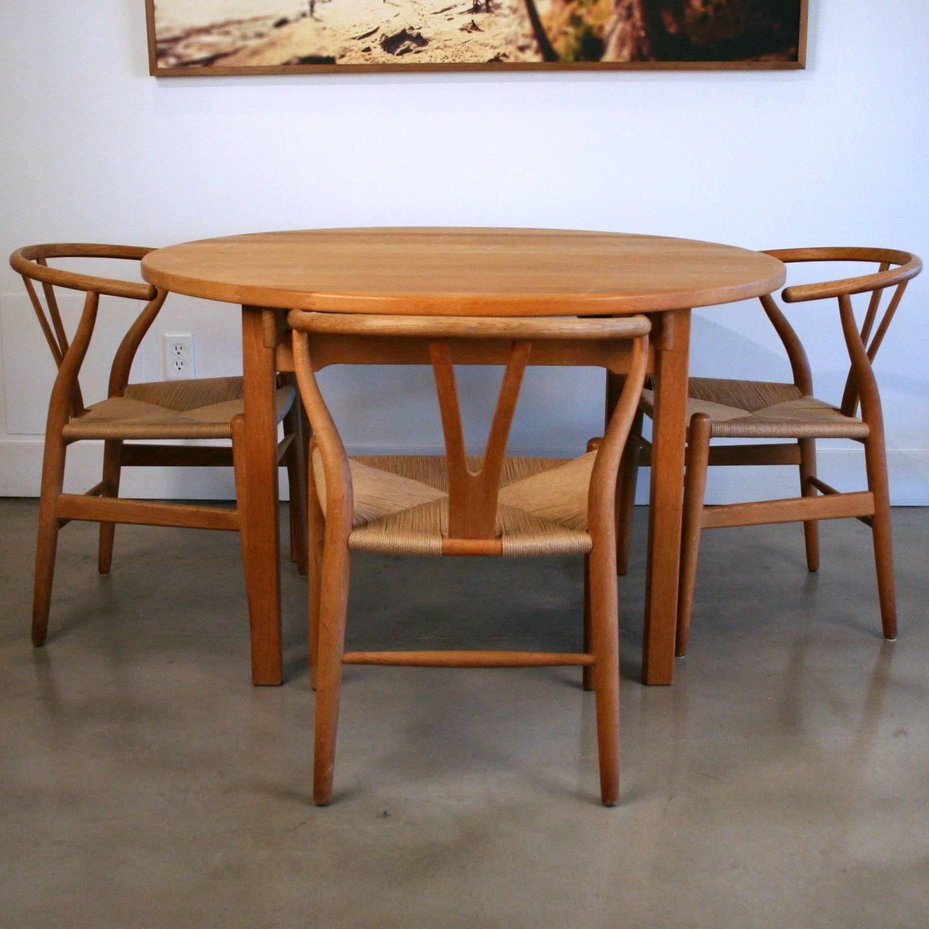 Vintage Danish Solid Oak Round Dining Table by Kurt Osterberg In Excellent Condition For Sale In Vancouver, BC