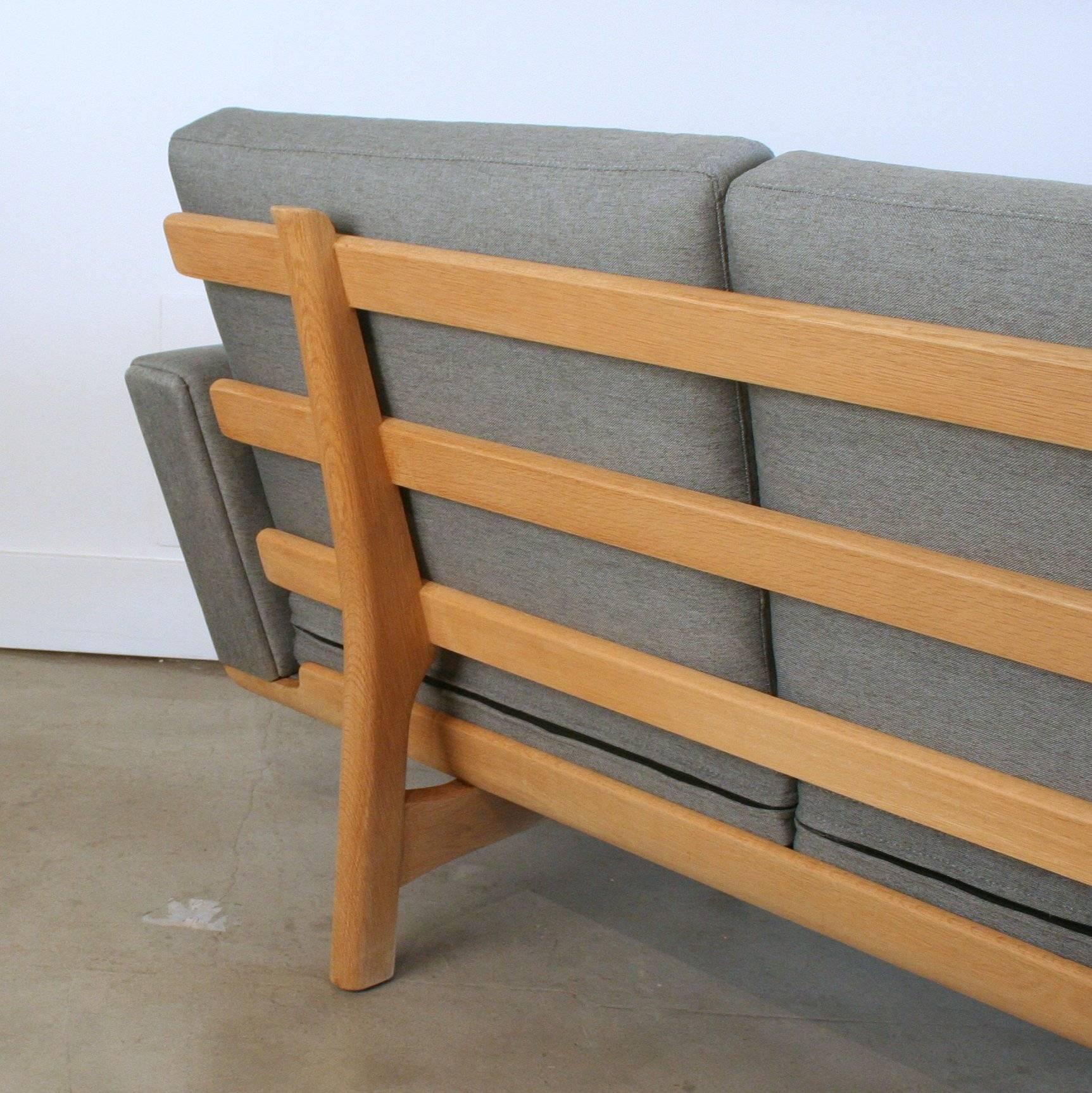 Vintage Danish Oak GE-236 Sofa by Hans Wegner In Excellent Condition For Sale In Vancouver, BC