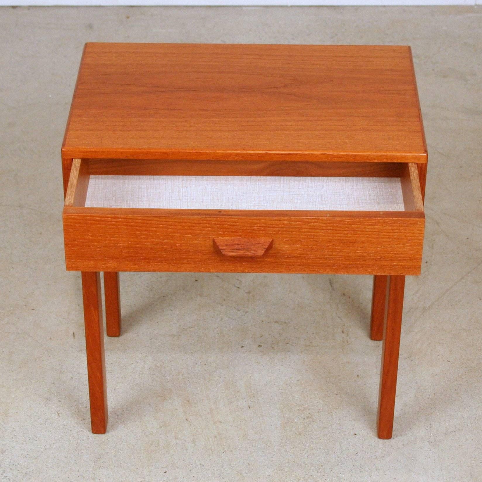 Vintage Danish Teak Nightstand In Excellent Condition For Sale In Vancouver, BC