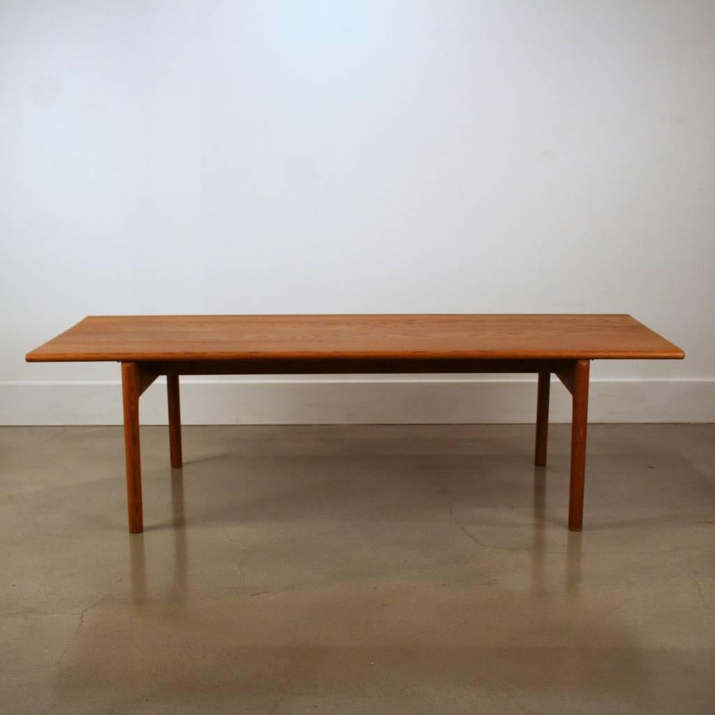 Mid-20th Century Vintage Danish Oak Coffee Table Model AT-15 by Hans Wegner For Sale