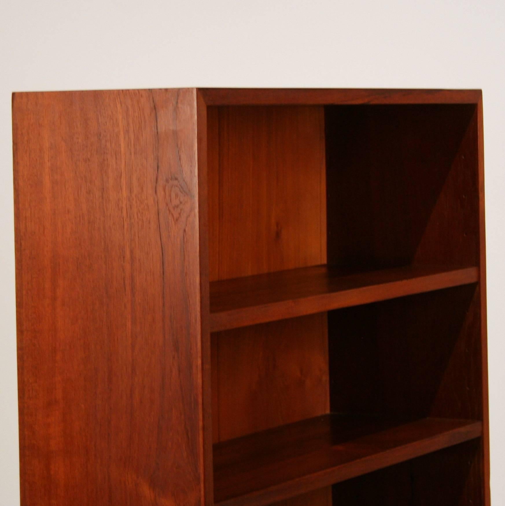 Wonderful small-scale vintage Danish teak bookcase with skirt base. Perfect for that small office space and great for wall mounting. Features two adjustable shelves. Made in Denmark.
 