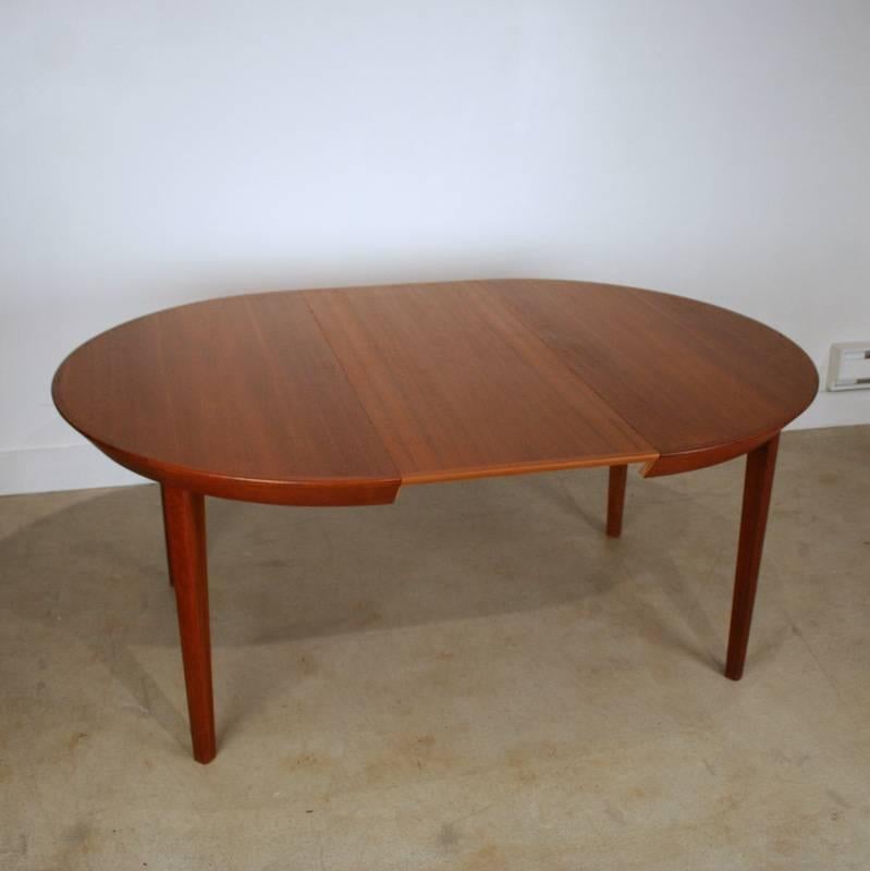 Vintage Danish Teak Round Extendable Dining Table In Excellent Condition For Sale In Vancouver, BC