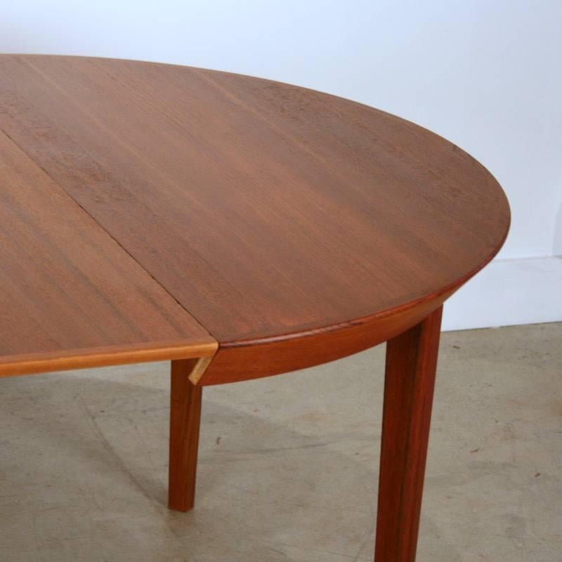 Vintage Danish Teak Round Extendable Dining Table For Sale 1