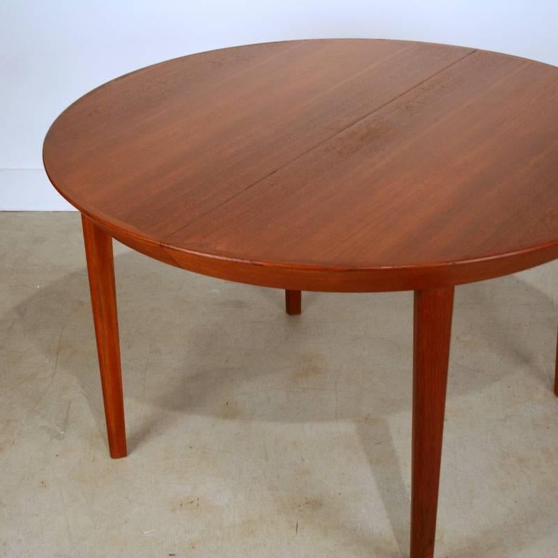 Vintage Danish Teak Round Extendable Dining Table For Sale 3
