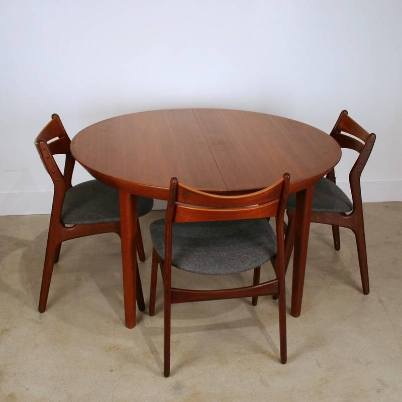 Vintage Danish Teak Round Extendable Dining Table For Sale 4