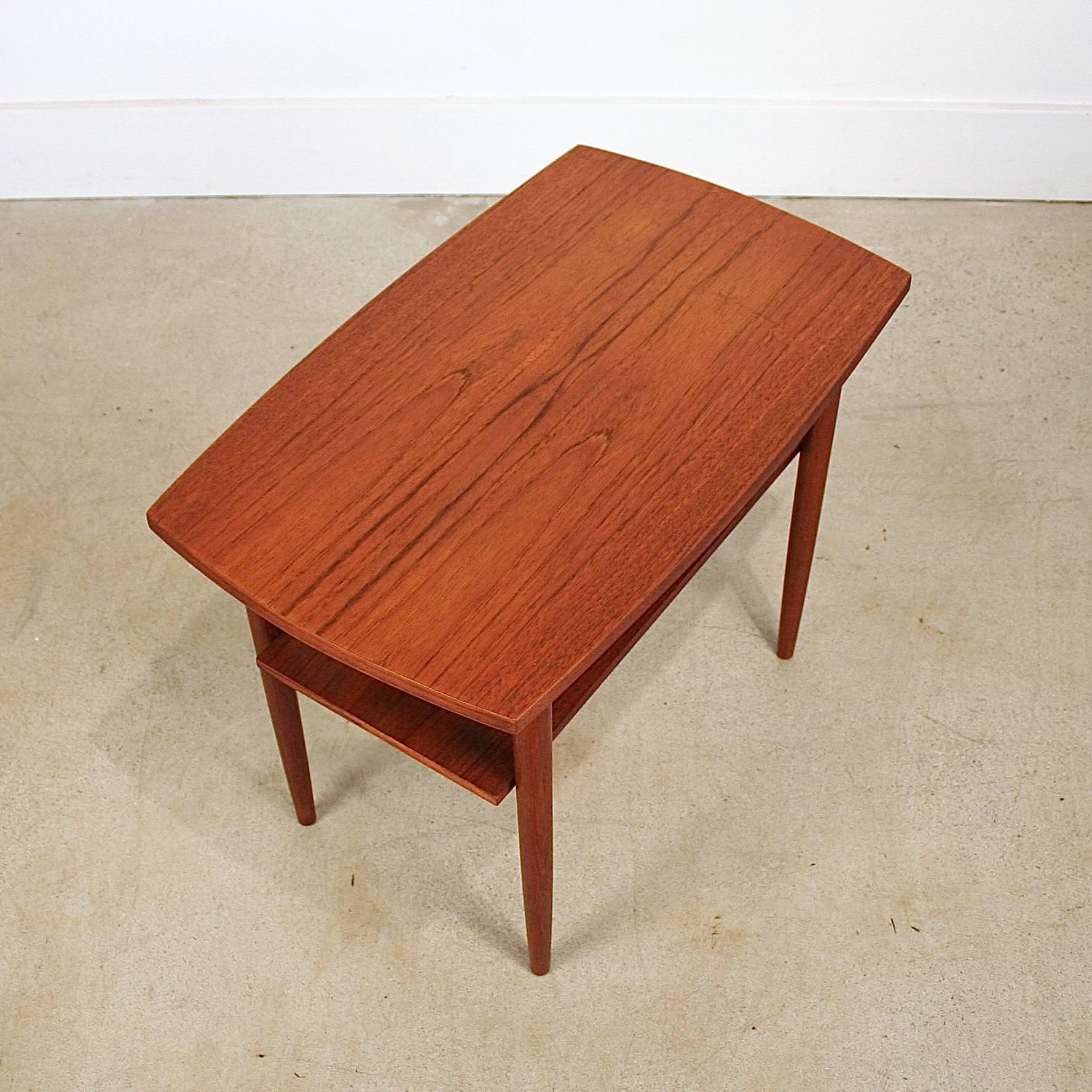 Vintage Danish Teak Side Table with Shelf In Excellent Condition For Sale In Vancouver, BC
