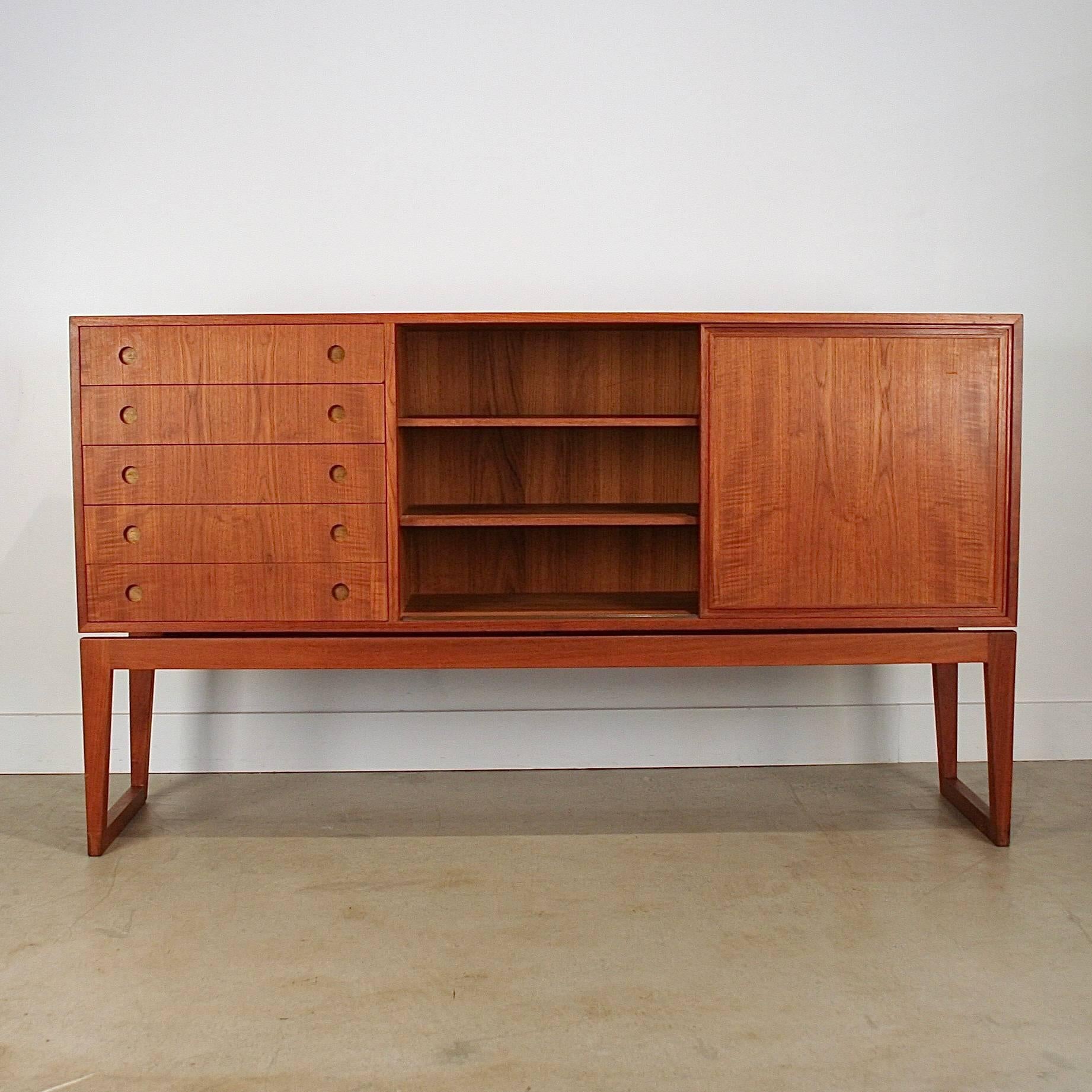 Vintage Danish teak sideboard In Excellent Condition For Sale In Vancouver, BC