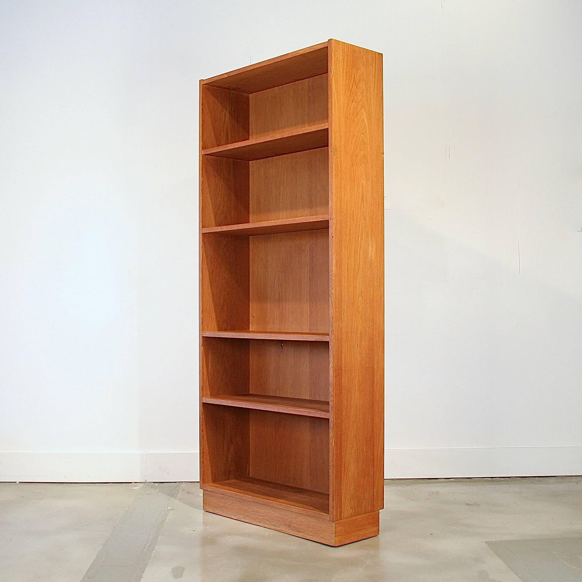 Vintage Danish Oak Bookcase In Excellent Condition For Sale In Vancouver, BC