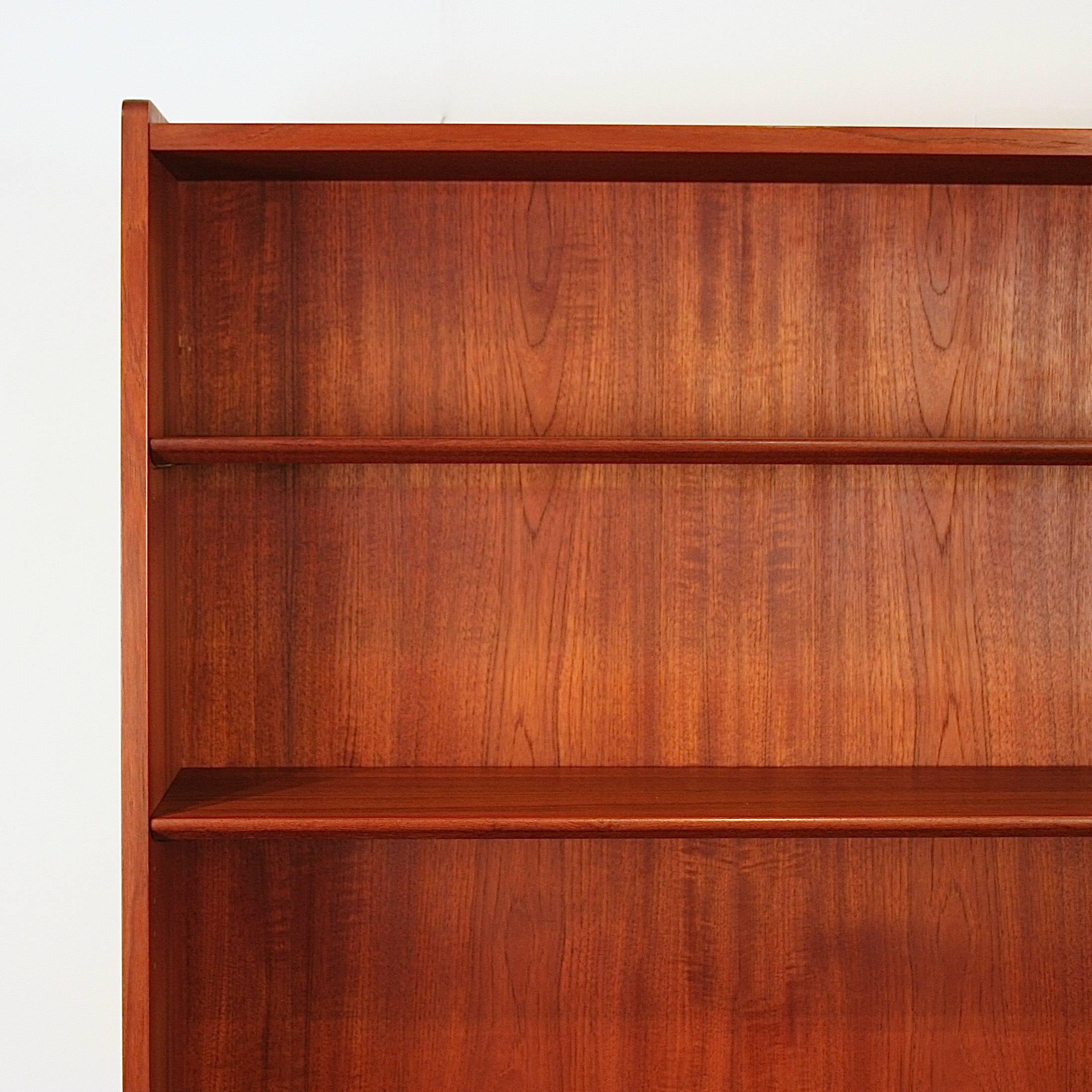 Vintage Danish Teak Bookcase In Excellent Condition For Sale In Vancouver, BC