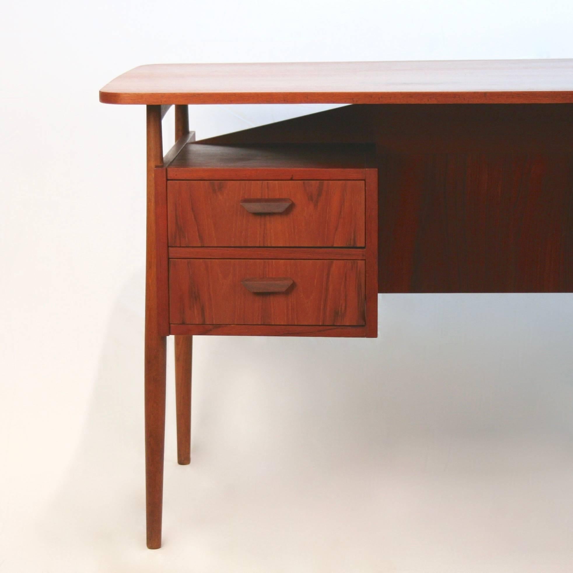 Vintage Danish Teak Desk In Excellent Condition For Sale In Vancouver, BC