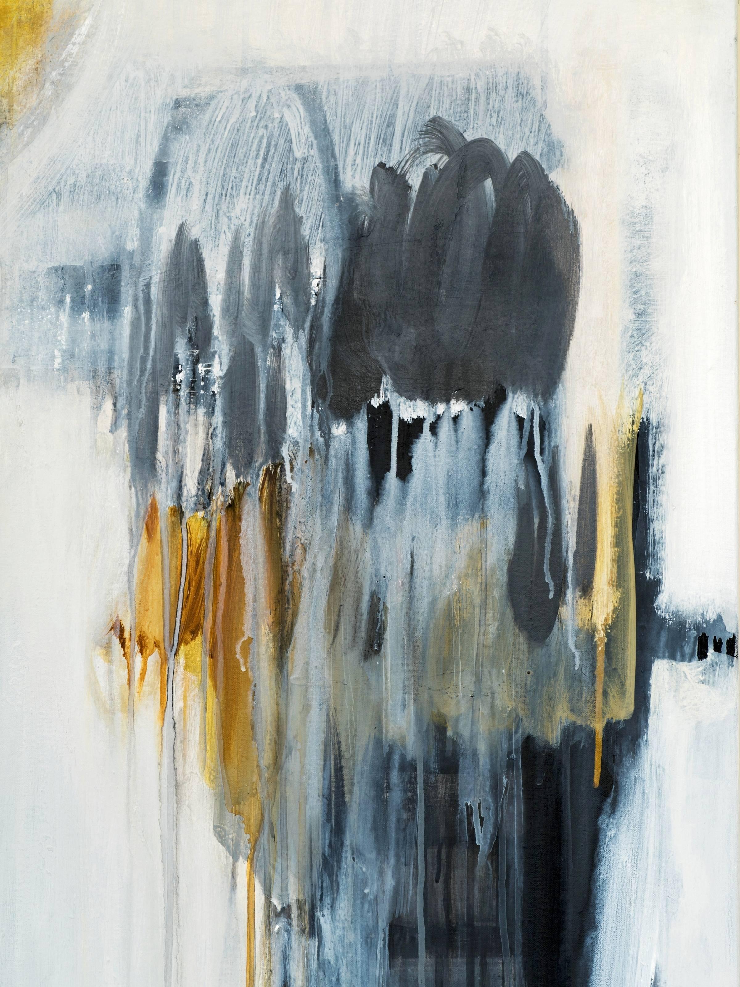 Fabuloso cuadro abstracto moderno Lluvia caminando en atrevidos colores azul, amarillo y blanco, de la artista brasileña Ivanilde Brunow. Esta técnica mixta de acrílico, emulsión y carboncillo sobre lienzo muestra una poderosa imagen abstracta de la