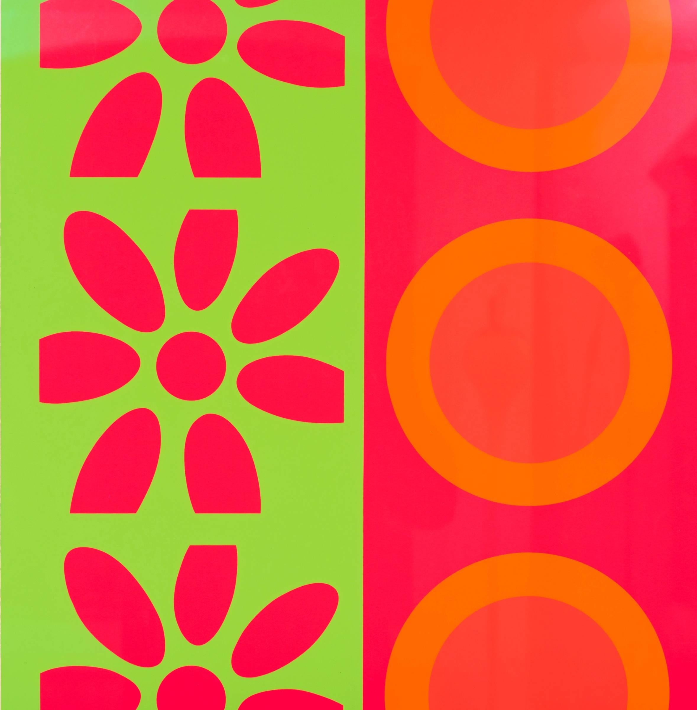 Estalla esta serigrafía de Peter Gee en un fabuloso color rosa, verde y naranja. Sus paneles de dianas y margaritas, éste de la década de 1960, se conservan muy bien y varios han adornado portadas de revistas. Conocida como una maestra del color,