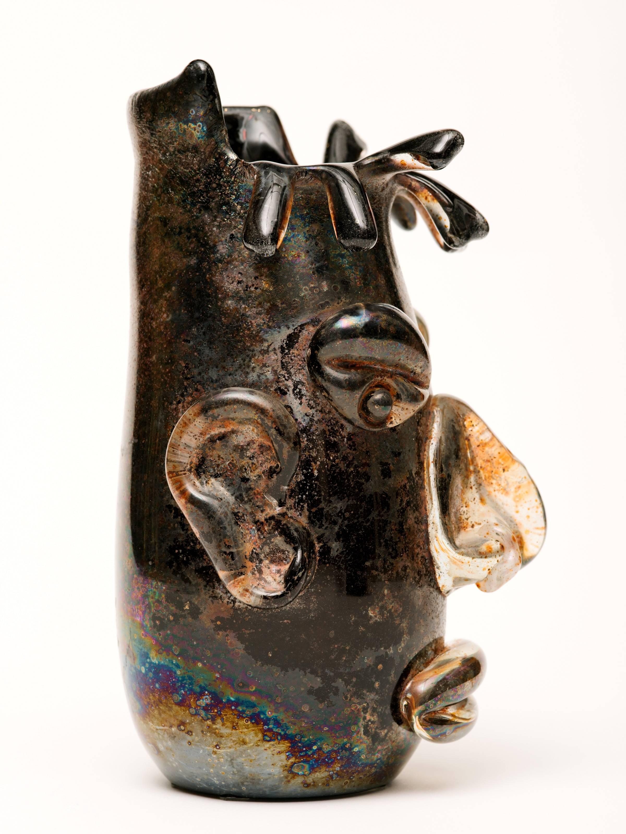 Rare et étonnante sculpture de tête en verre de Murano avec anneau de nez en chocolat noir avec des reflets d'irisation et une légère finition scavo. Cette pièce d'époque exceptionnelle est signée au verso et a été créée de main de maître en verre