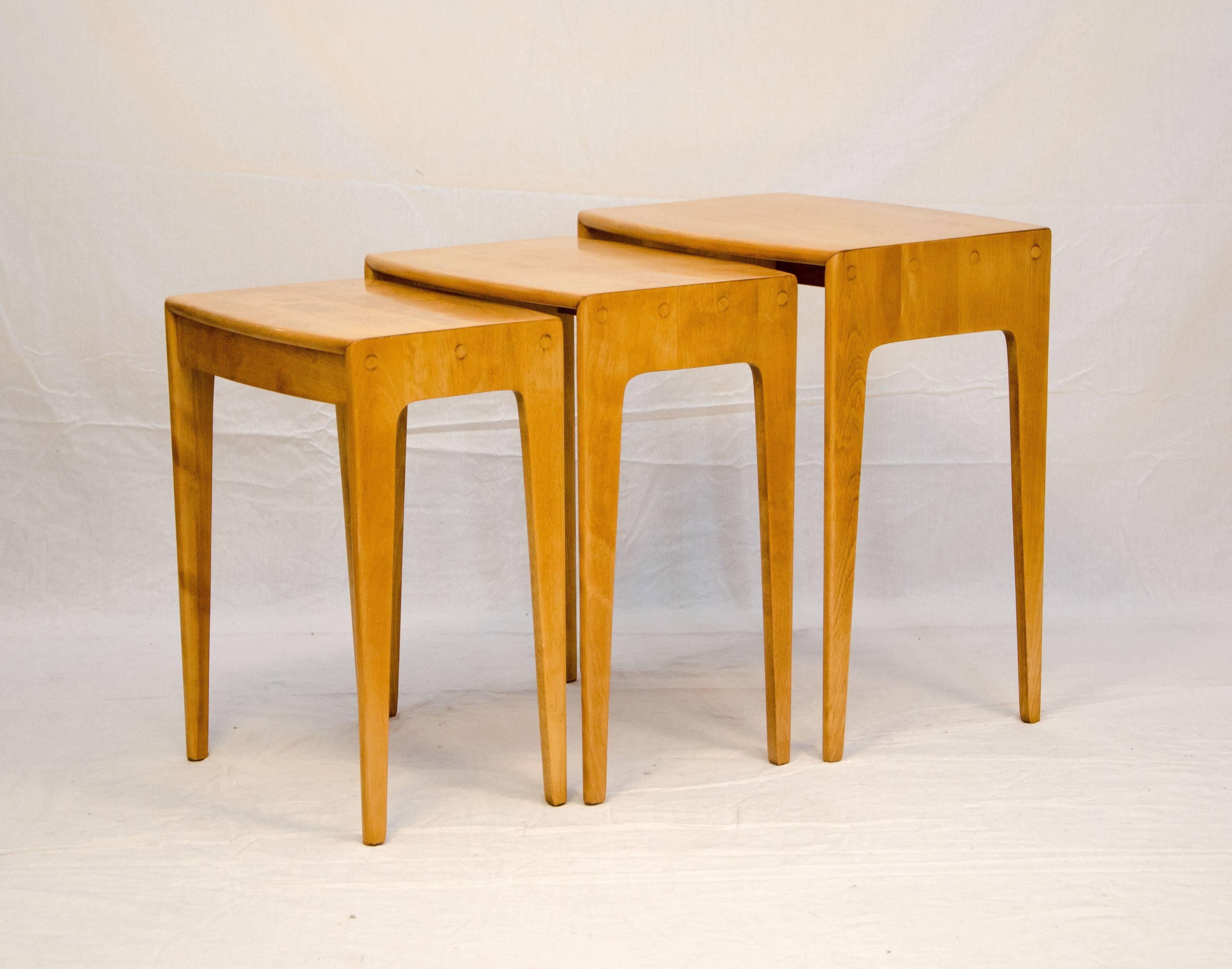 Very functional set of three nesting tables in solid birch. Perfect for sofa ends or between chairs.
The tables measure:
21