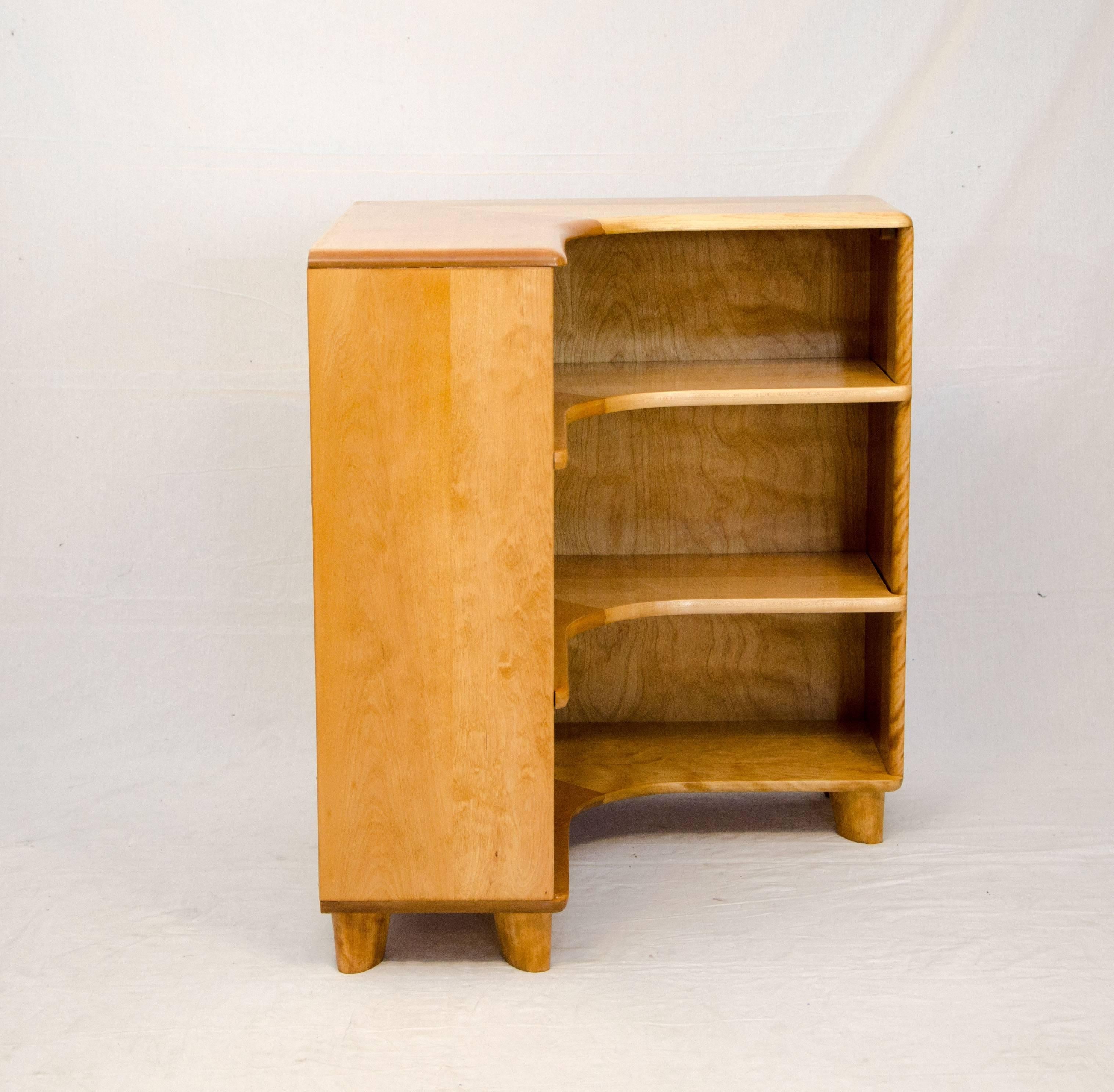 Corner bookcase with two adjustable shelves, manufactured by the Heywood-Wakefield Company from 1947-1961. A versatile item that can be used alone or with other straight bookcases positioned on both sides.