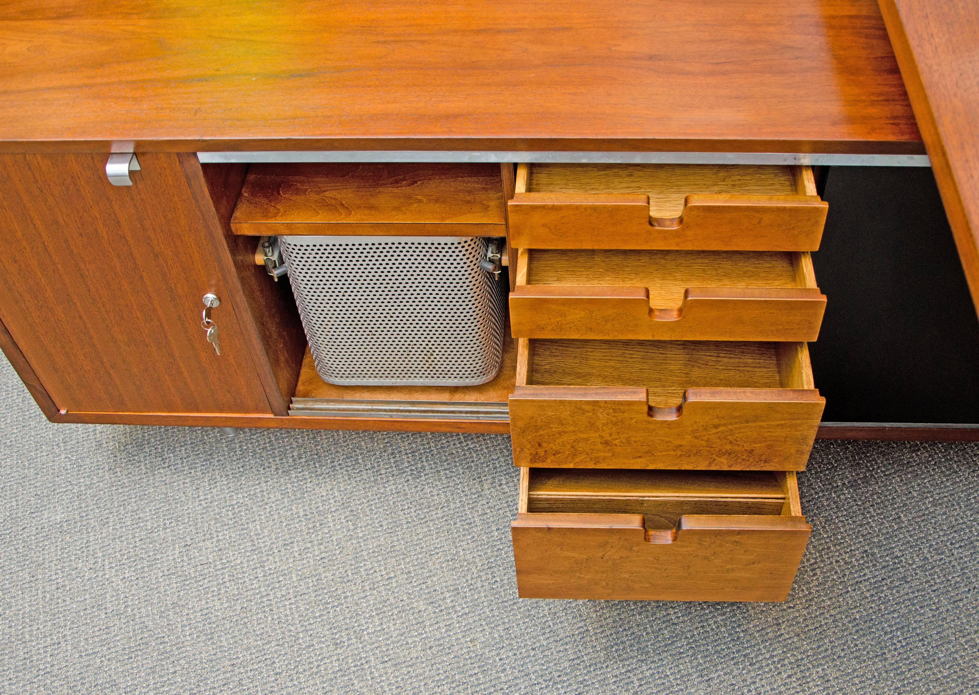 Walnut Excutive Desk with Credenza Return by George Nelson for Herman Miller In Excellent Condition In Crockett, CA