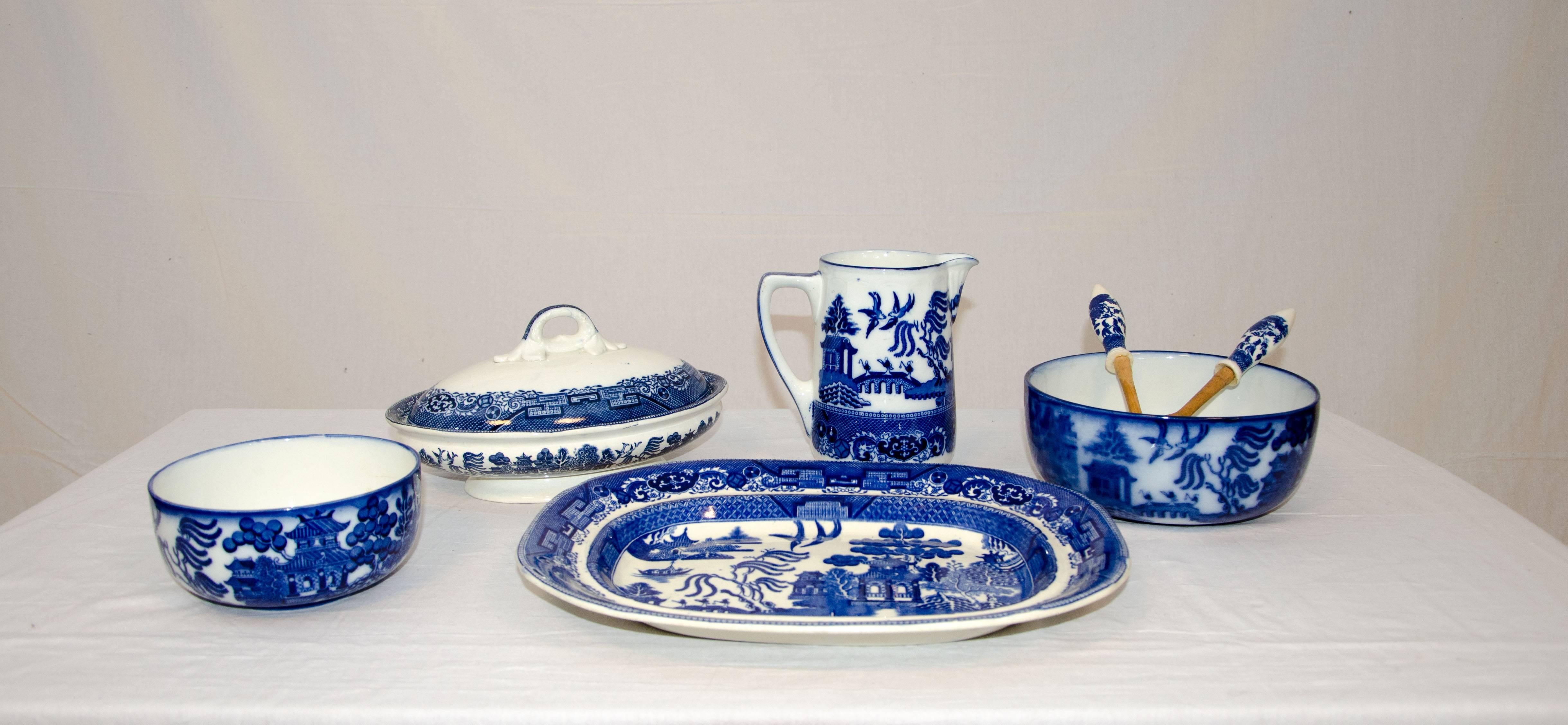 This collection of blue willow china will be very usefull for your dinner service, very nice flow blue coloring.
Measures: One large bowl, Doulton Burslem, 9