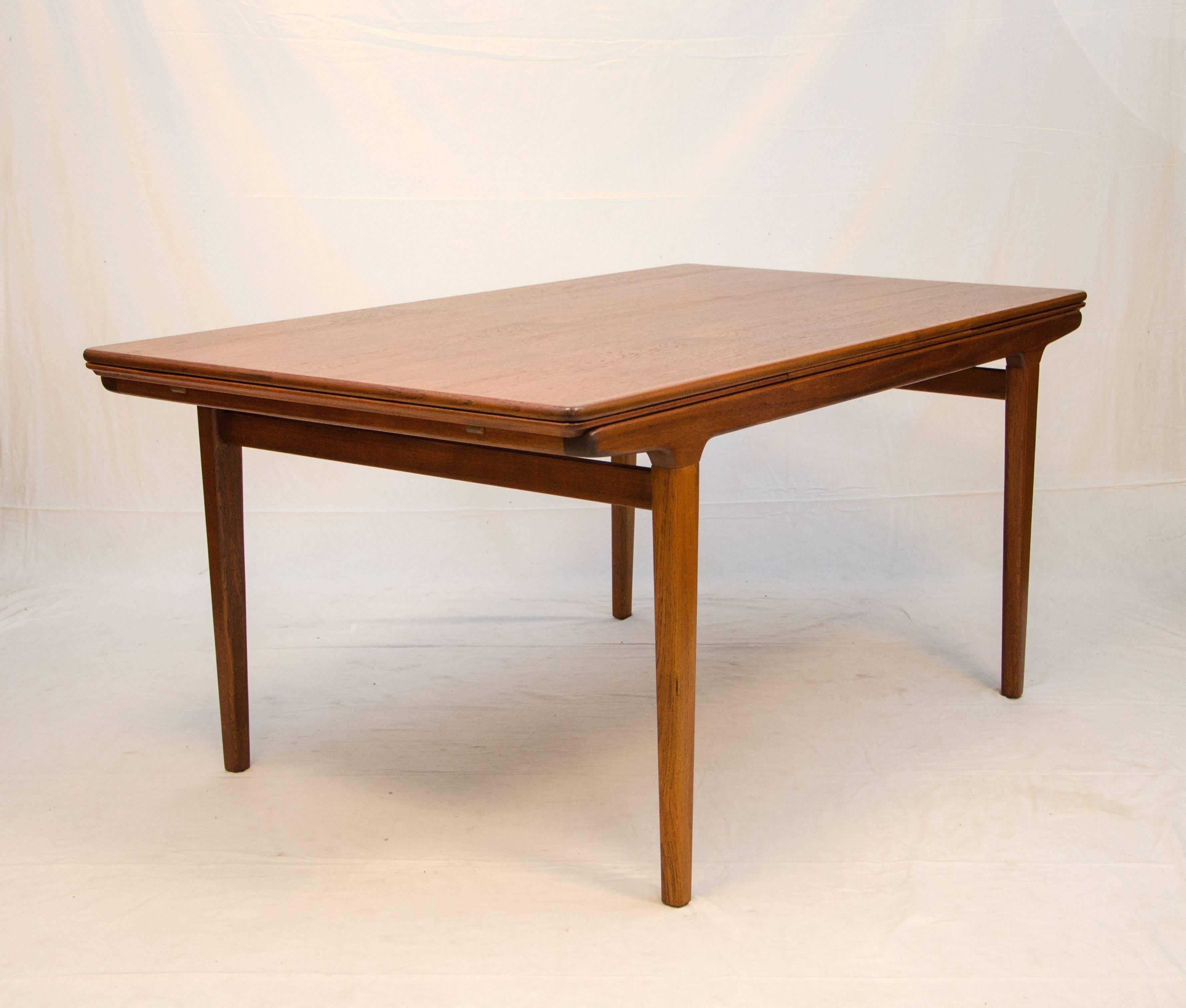 Very well designed Danish dining table by Johannes Andersen, operates the same way as many of the Danish tables with the 19 1/2