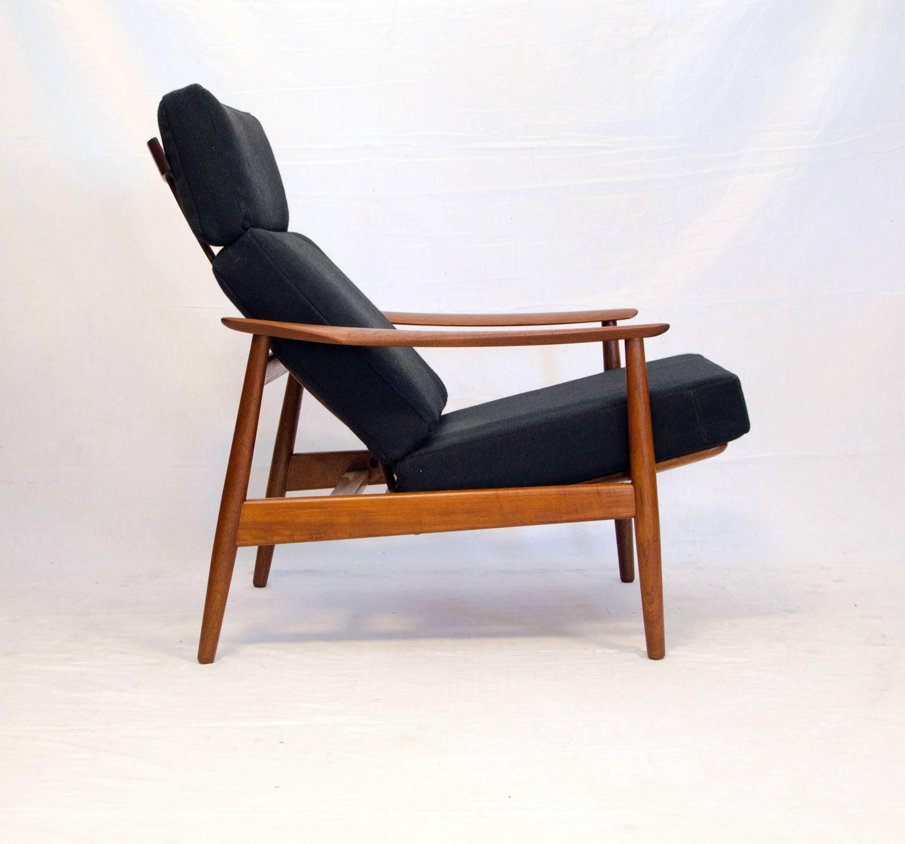 Scandinavian Modern Danish Teak Reclining Lounge Chair with Ottoman, FD 164 by Arne Vodder For Sale