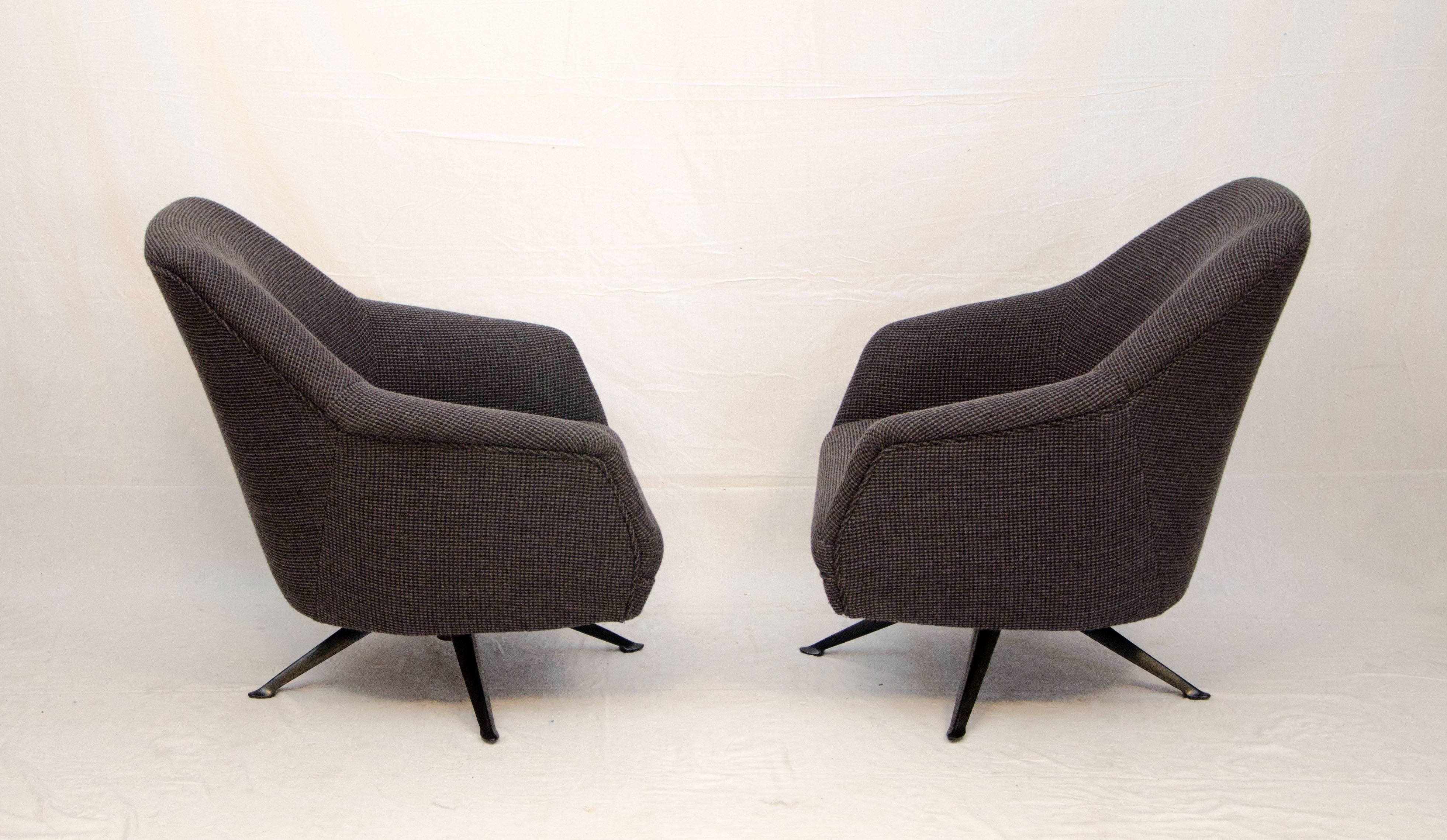 Very nice pair of swiveling lounge chairs on power coated bases. These match the curved sofa with the same Knoll fabric in listing LU91558367853. The swivel bases are mounted recessed under the chairs to give a floating appearance, they are