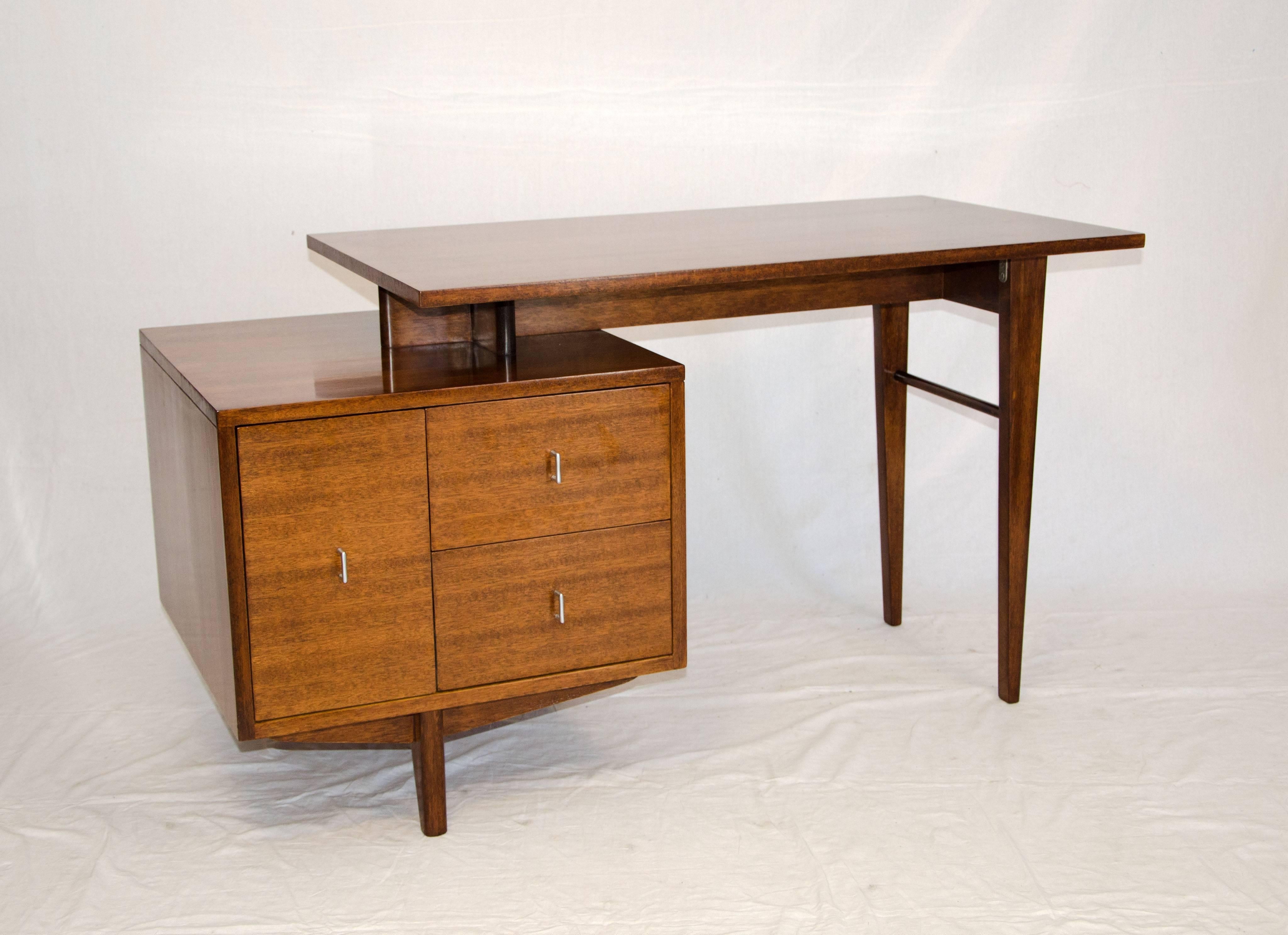 Very nice medium size ribbon mahogany desk with ample leg space. The tall drawer on the left is for filing, the interior measures 13