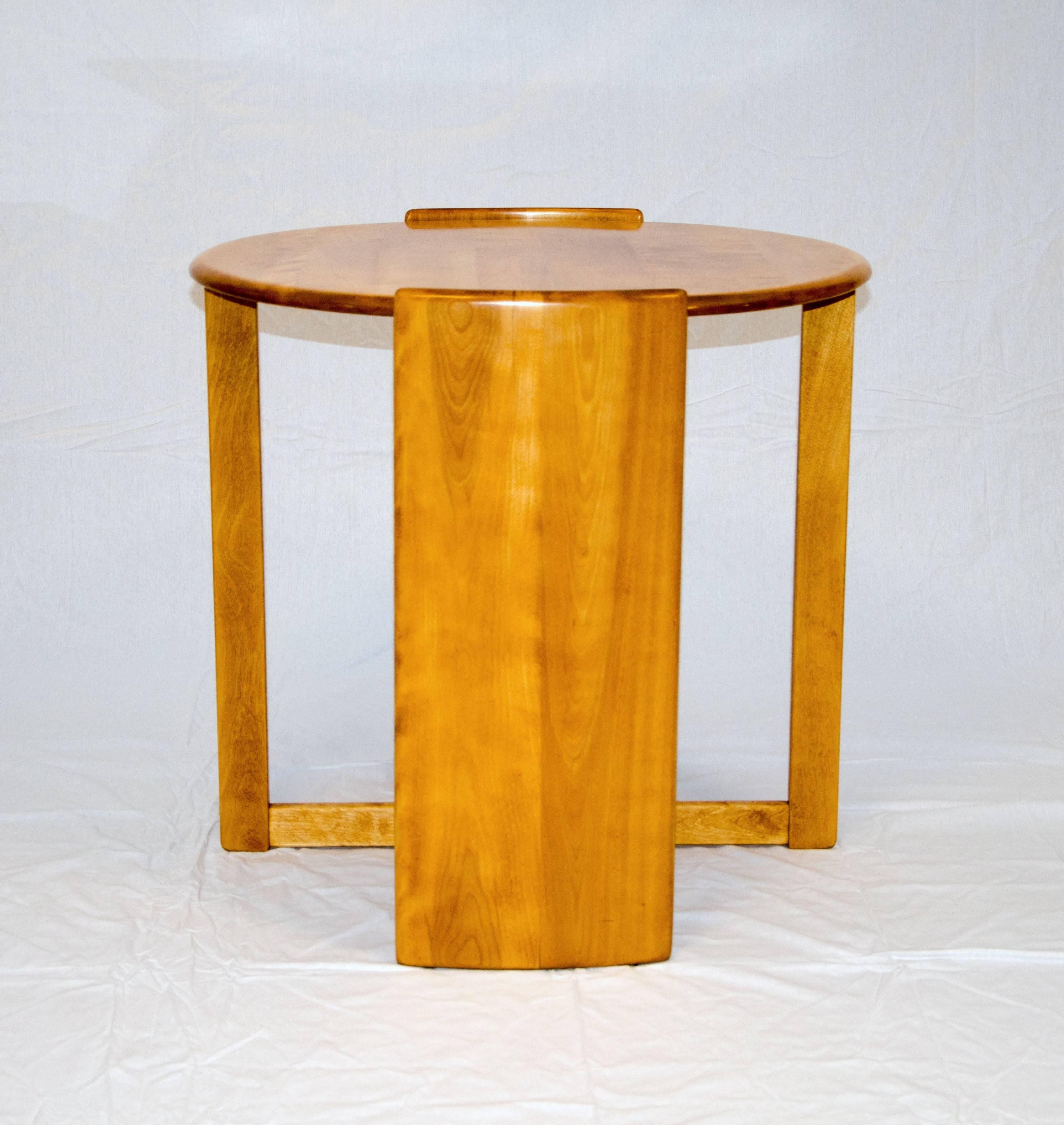 Very nice slightly off-round Heywood Wakefield streamline modern table that can be used in a corner or as a centre table. Manufactured only for two years 1936-1938. Model C 2922 G on pages 68 & 94 of 