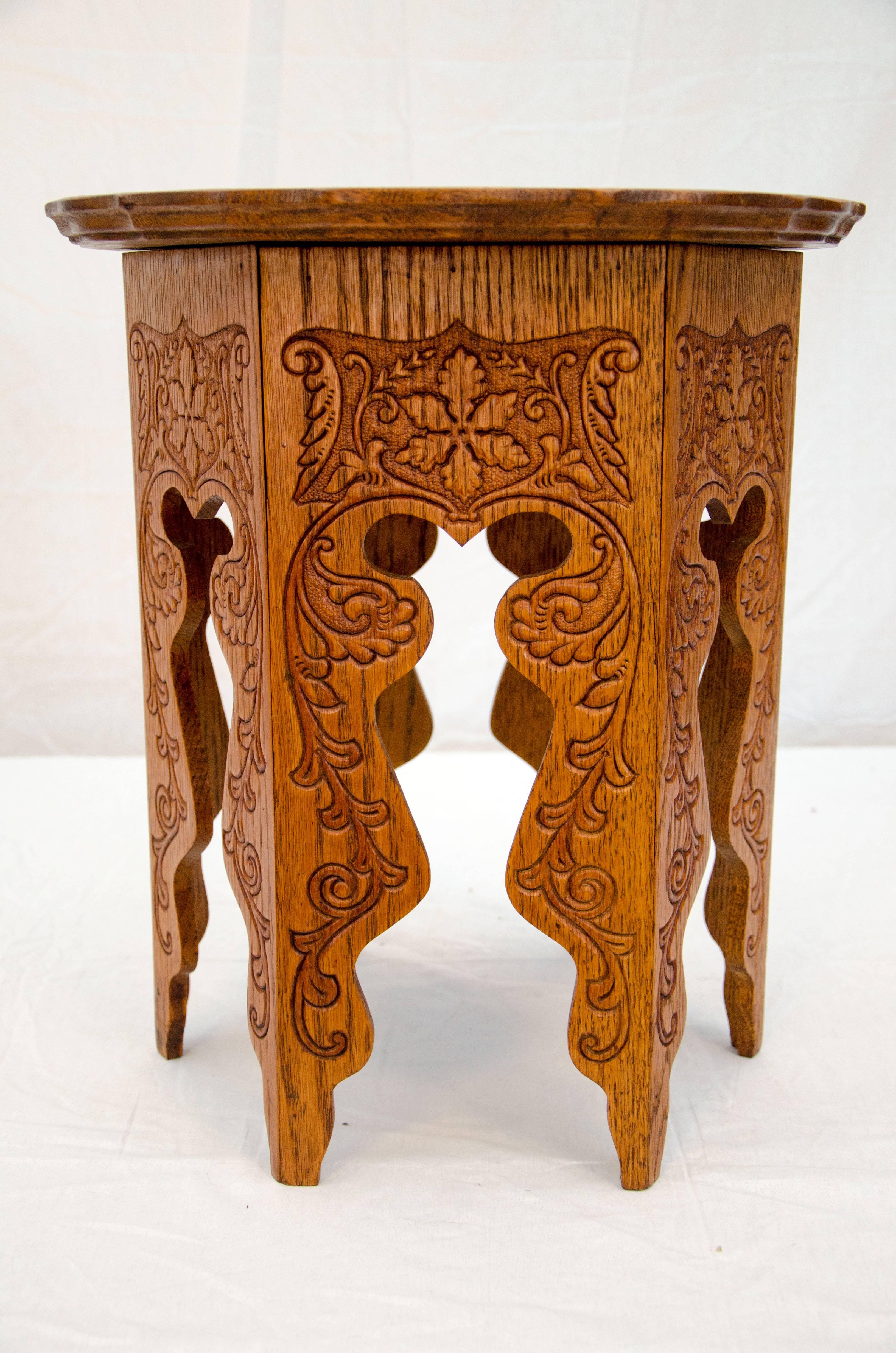 Very nice small vintage Victorian quarter sawn oak tabouret table for multipurpose usage such as a drinks table next to a lounge chair or as a plant stand. The quarter sawn oak top is accented by a scalloped edge, the six leg sections are decorated