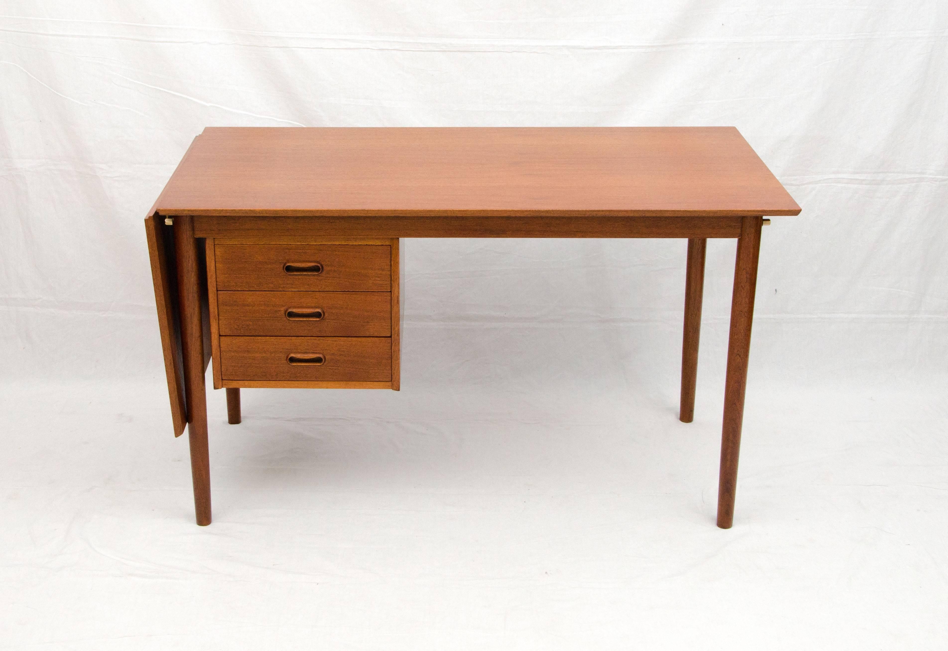 Interesting smaller size desk that can be expanded to a larger work surface by raising the 18