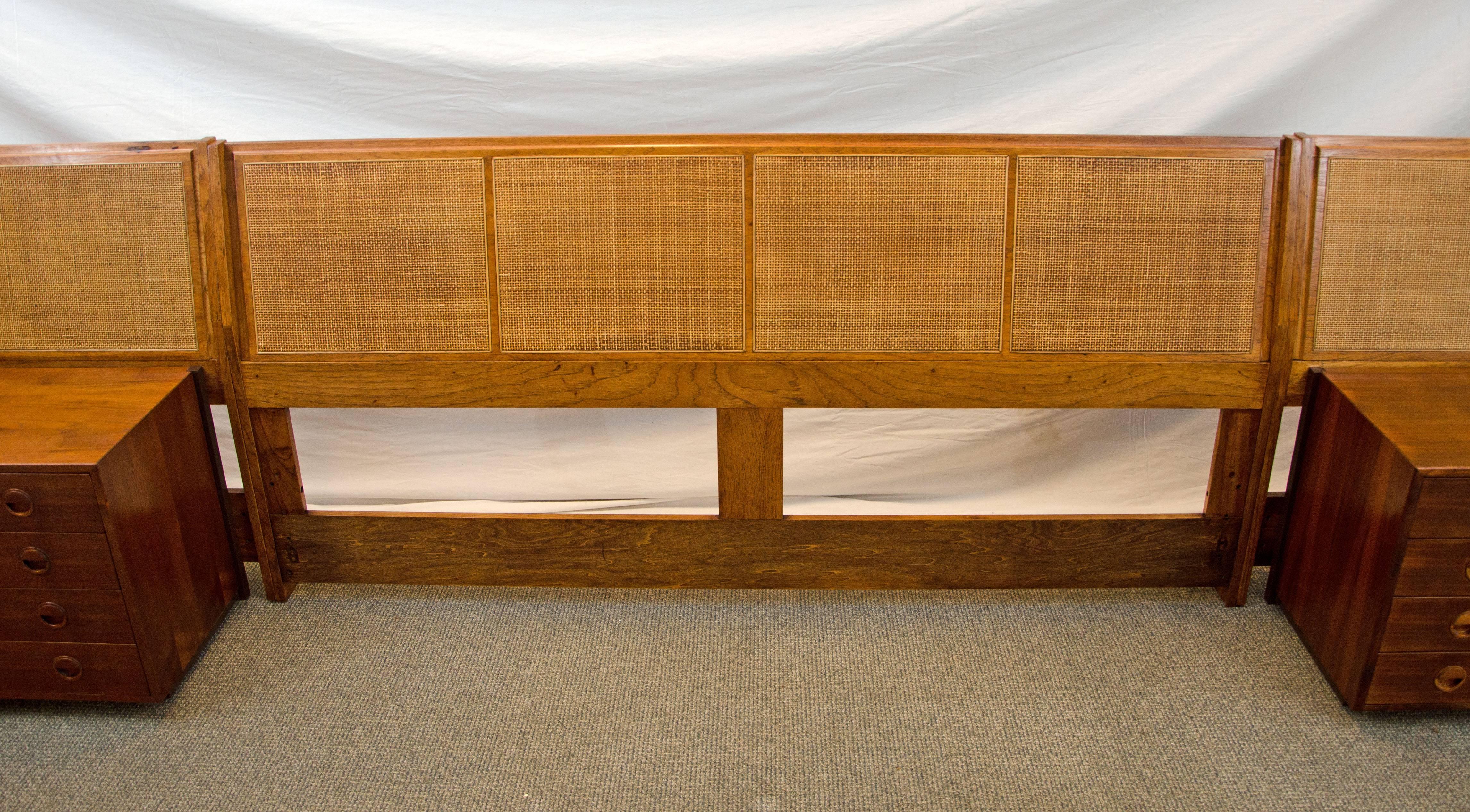 This is an unusual king-size headboard with matching extensions which are attached to four drawer nightstands, manufactured by Hansen & Guldborg Møbler. The nightstands are attached to the extensions with a fairly invisible painted metal framework