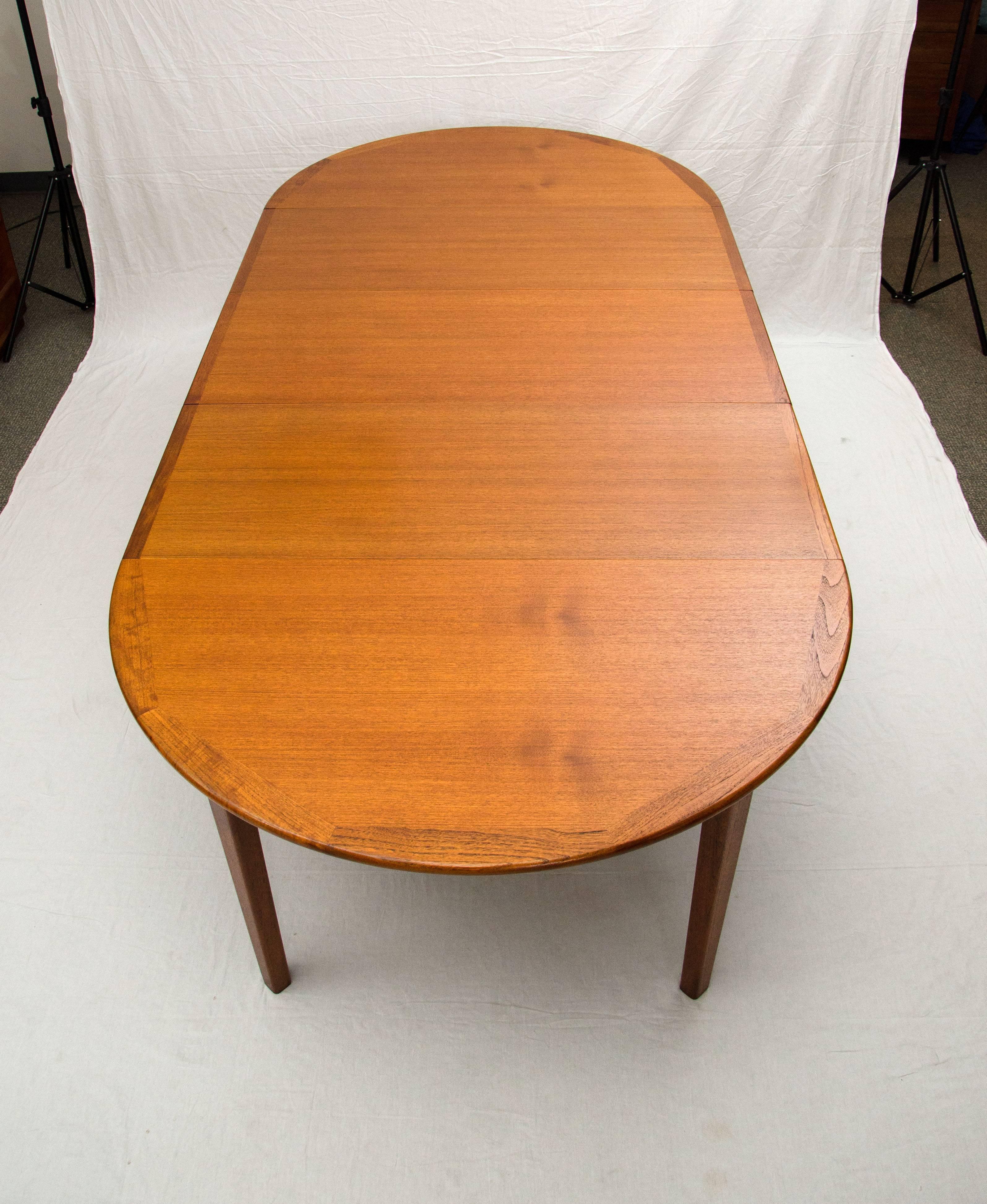 Very nice circular table with accented edges. It features square tapered legs and has aprons on all the leaves so there are no gaps when the leaves are in use. Seating for four without the leaves in use, seating for six with one or two 19 5/8"