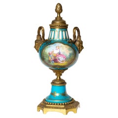 Chandelier en bronze doré en porcelaine de Sèvres François Boucher, XVIIIe siècle