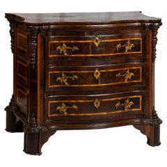 Commode baroque à feuilles tombantes, 17ème siècle